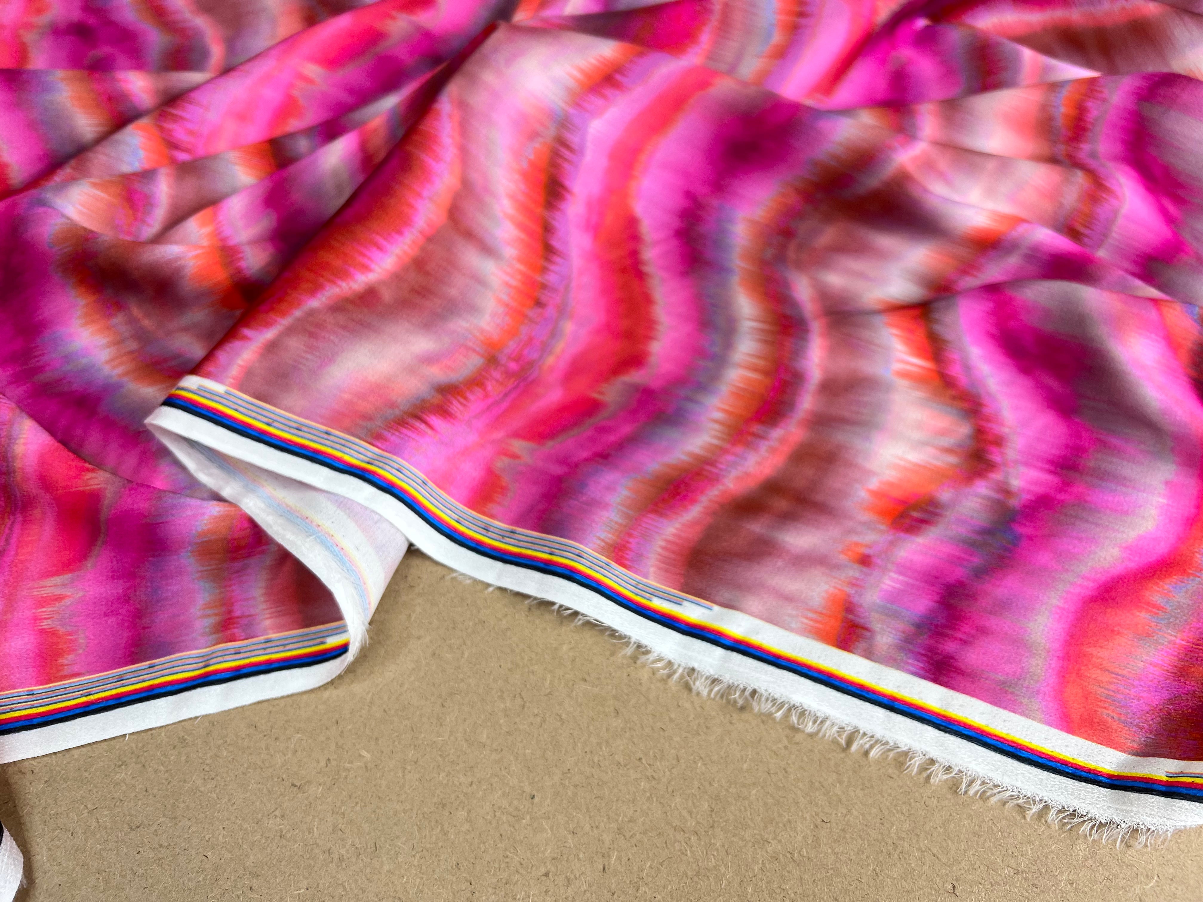 CRÊPE LÉGÈREMENT SATINÉ PINK WAVES - My Little Coupon