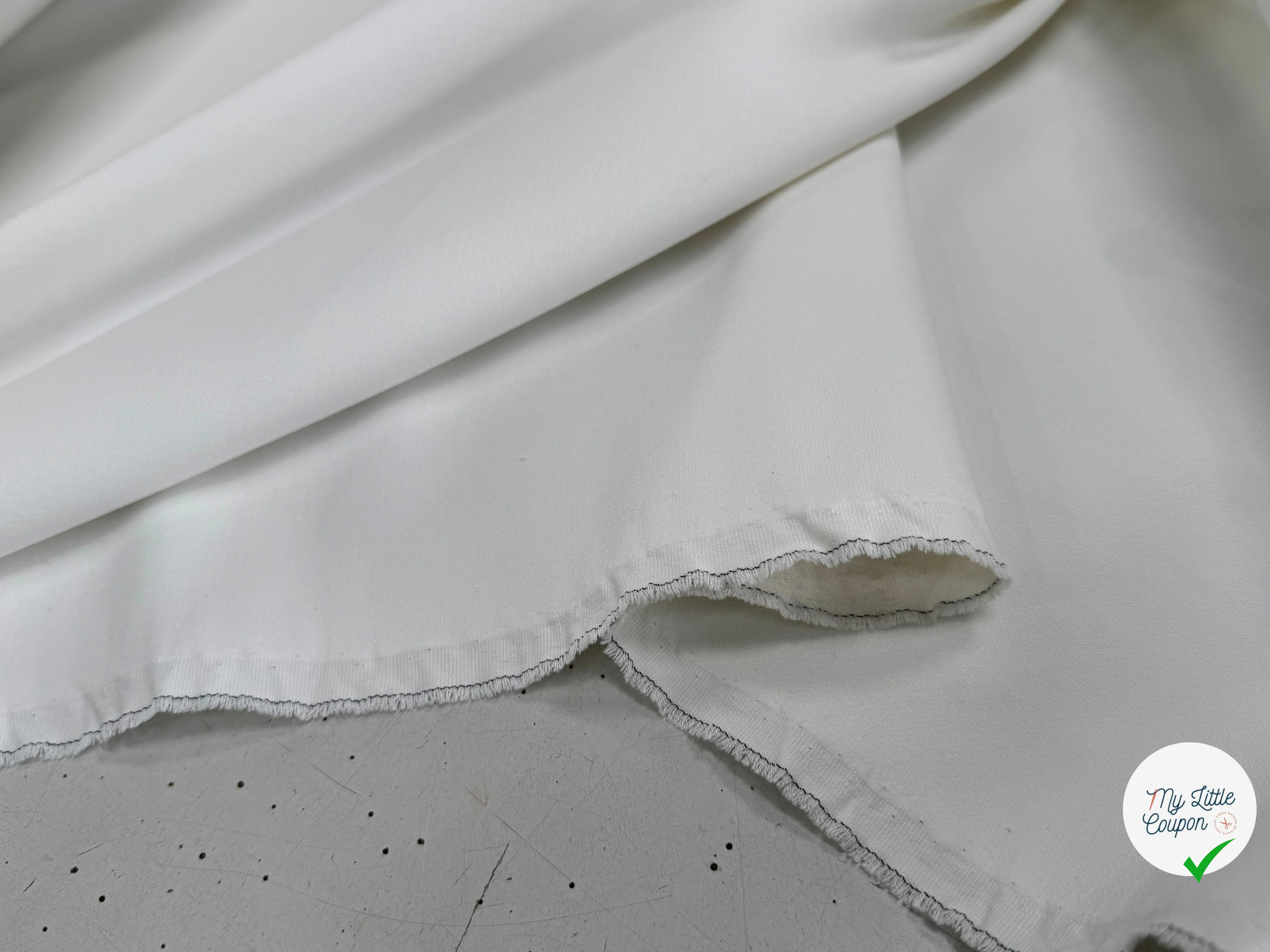 CREPE LOURD POLYVISCOSE ET COTON STRETCH TRÈS BELLE TENUE BLANC LÉGÈREMENT CASSÉ - My Little Coupon