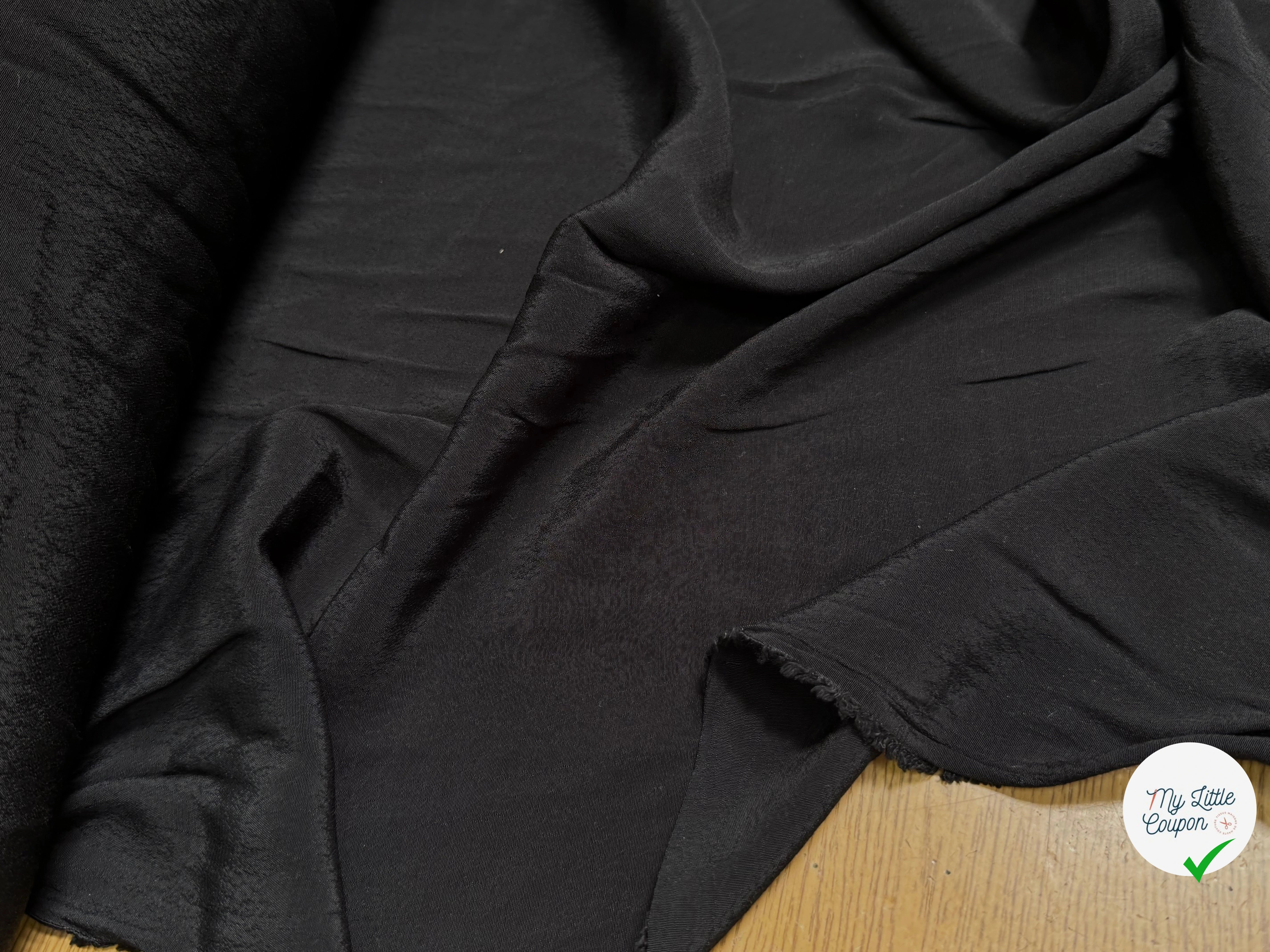 CREPE MAROCAIN 100% VISCOSE FLUIDE NOIR LÉGÈREMENT SATINÉ - My Little Coupon