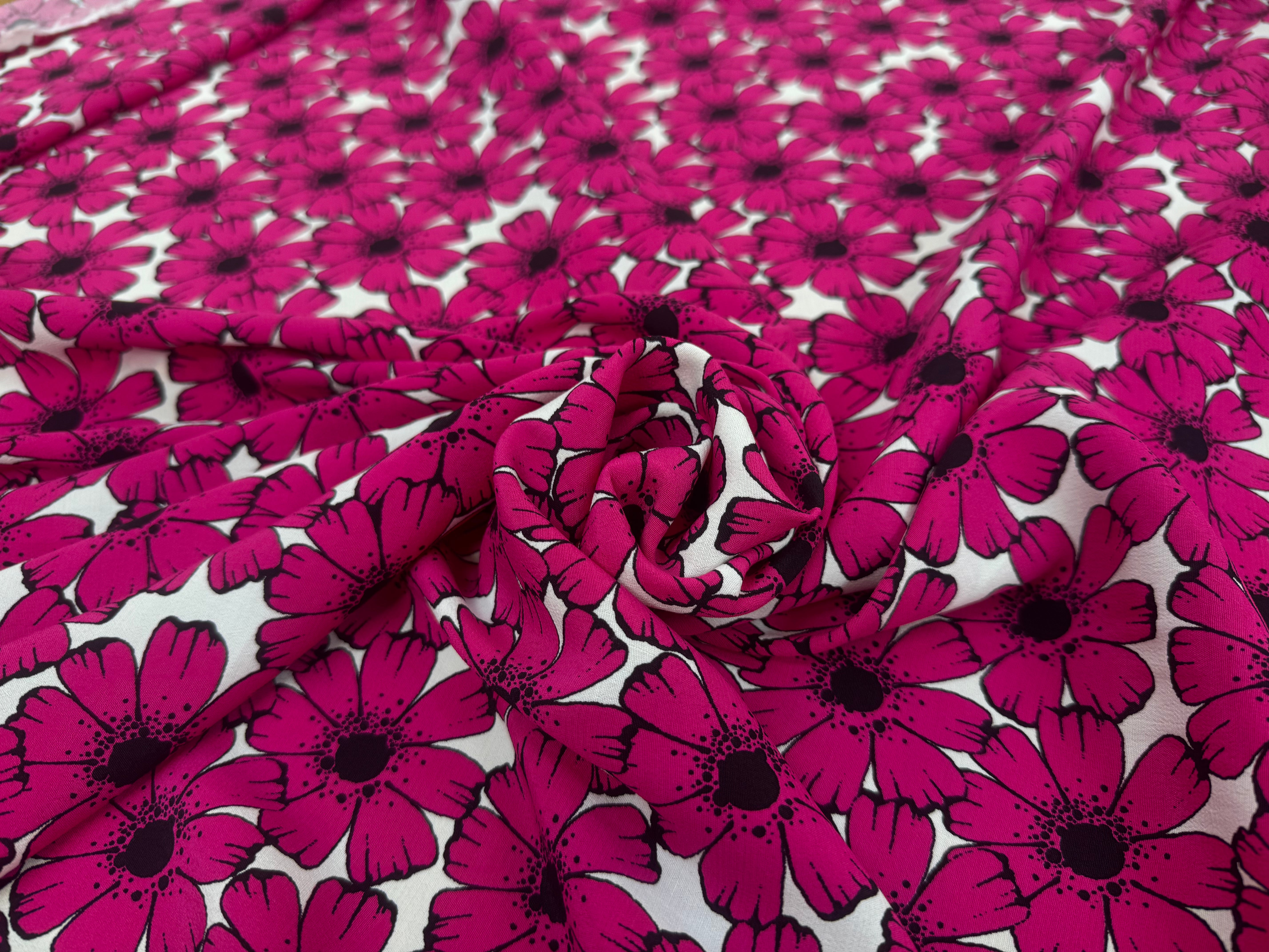CREPE MAROCAIN VISCOSE FOND BLANC MOTIFS FLEURS DU BONHEUR JAPON ROSE FUSHIA - My Little Coupon