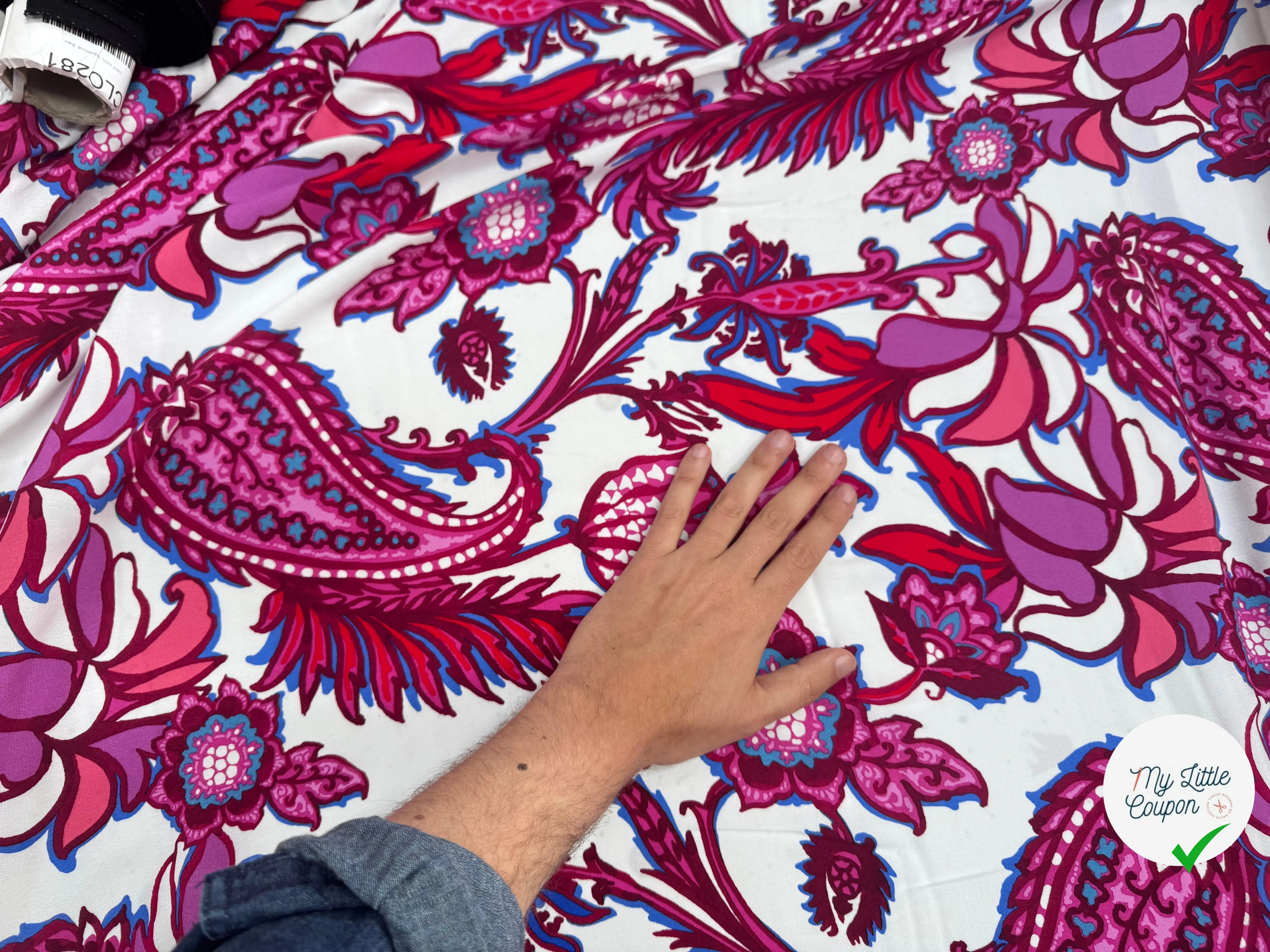 CREPE MAROCAIN VISCOSE PAISLEY HIBISCUS ROSE ROUGE FOND BLANC - My Little Coupon