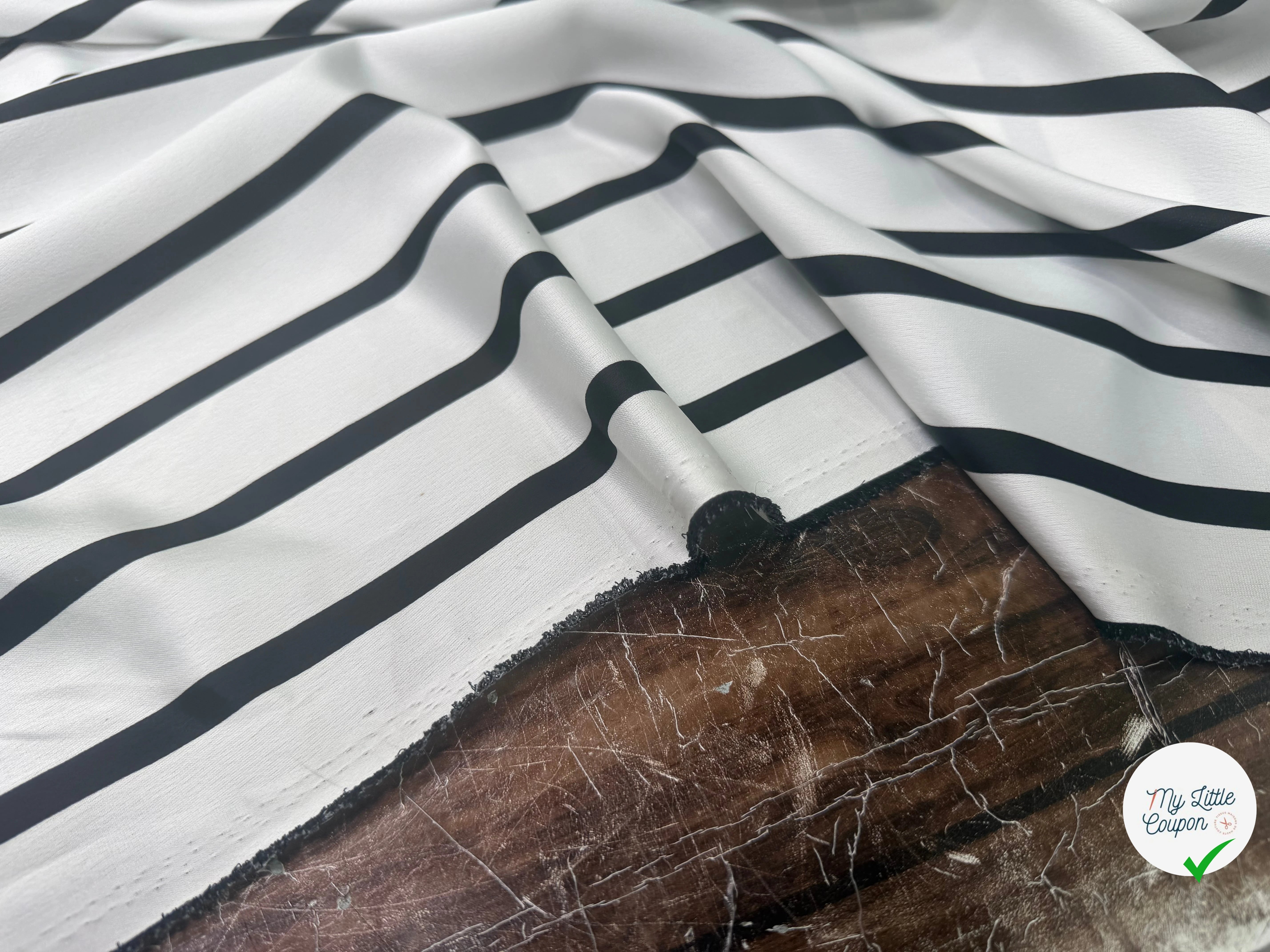 CRÊPE SATIN BLANC À RAYURES NOIRES SUPERBE TENUE - My Little Coupon