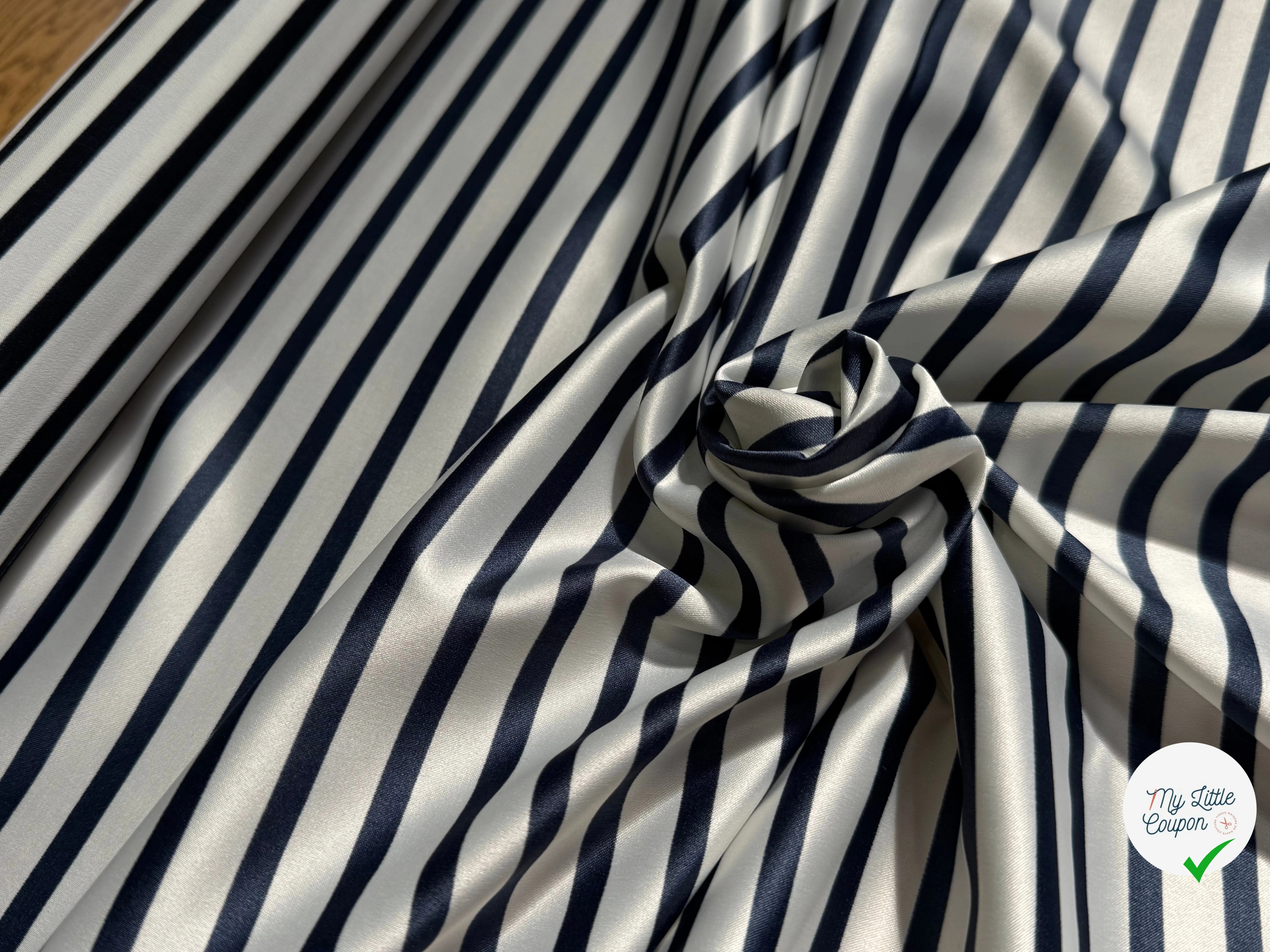 CREPE SATINÉ FLUIDE RAYURES MARRINE ÉCRU STRETCH - My Little Coupon