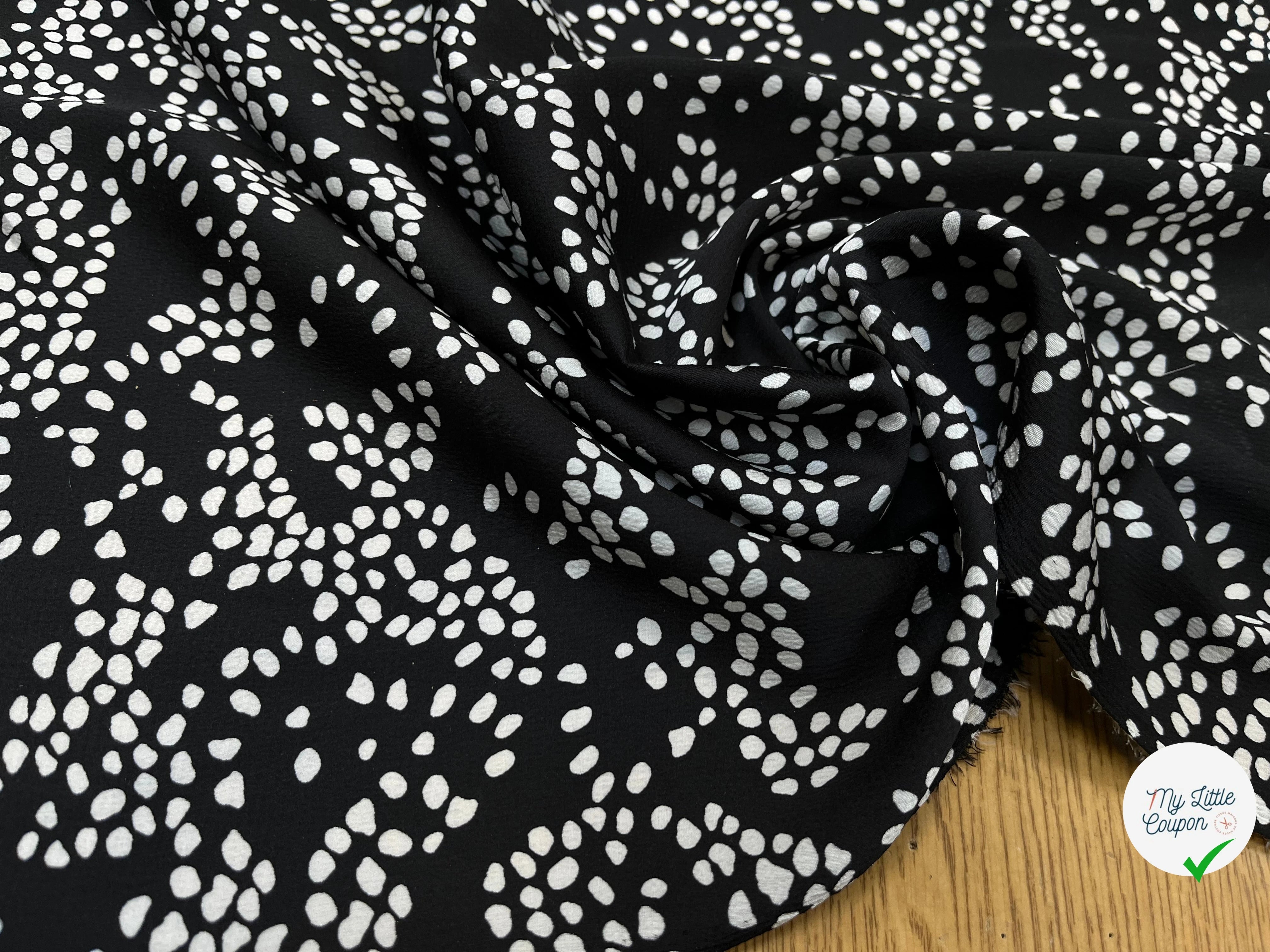 CREPE SATINÉ FOND NOIR POIS BLANC - My Little Coupon