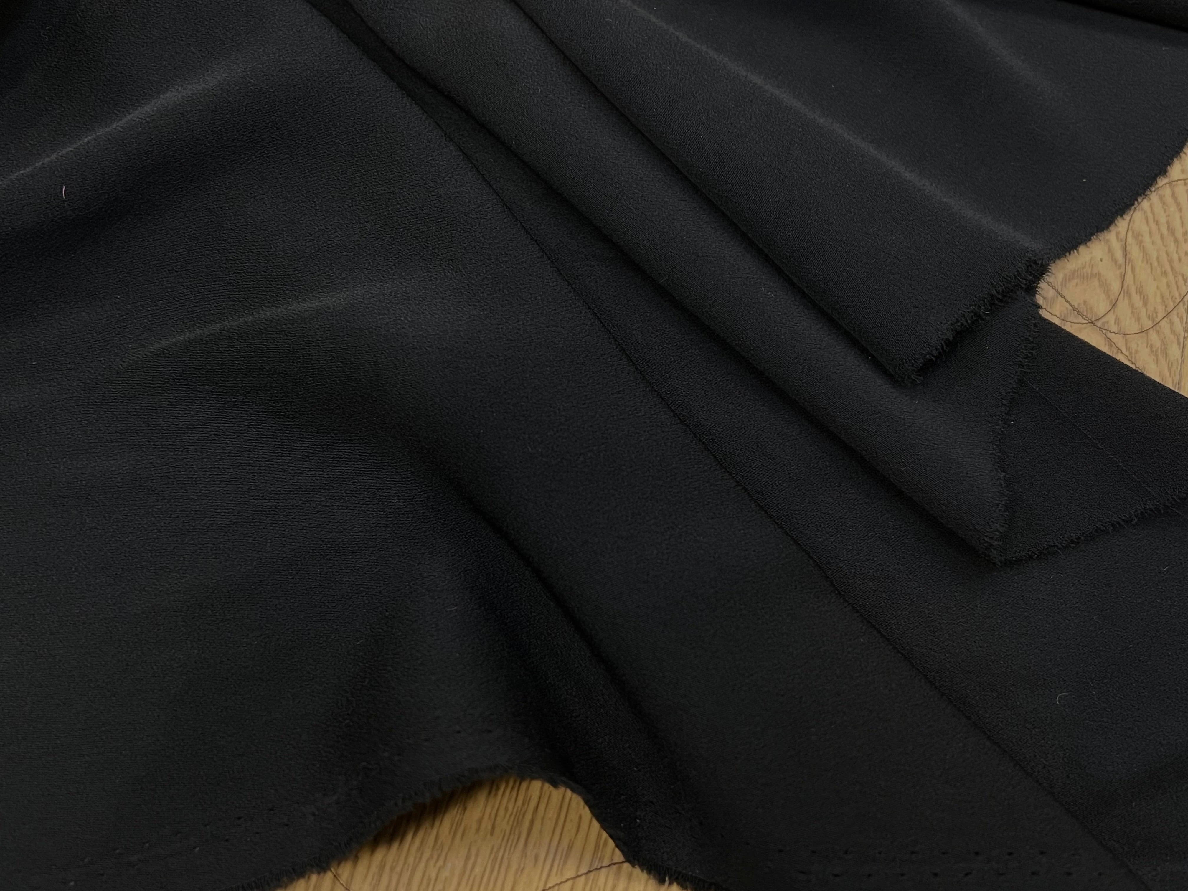 CREPE SATINÉ LOURD FLUIDE NOIR 140CM - My Little Coupon