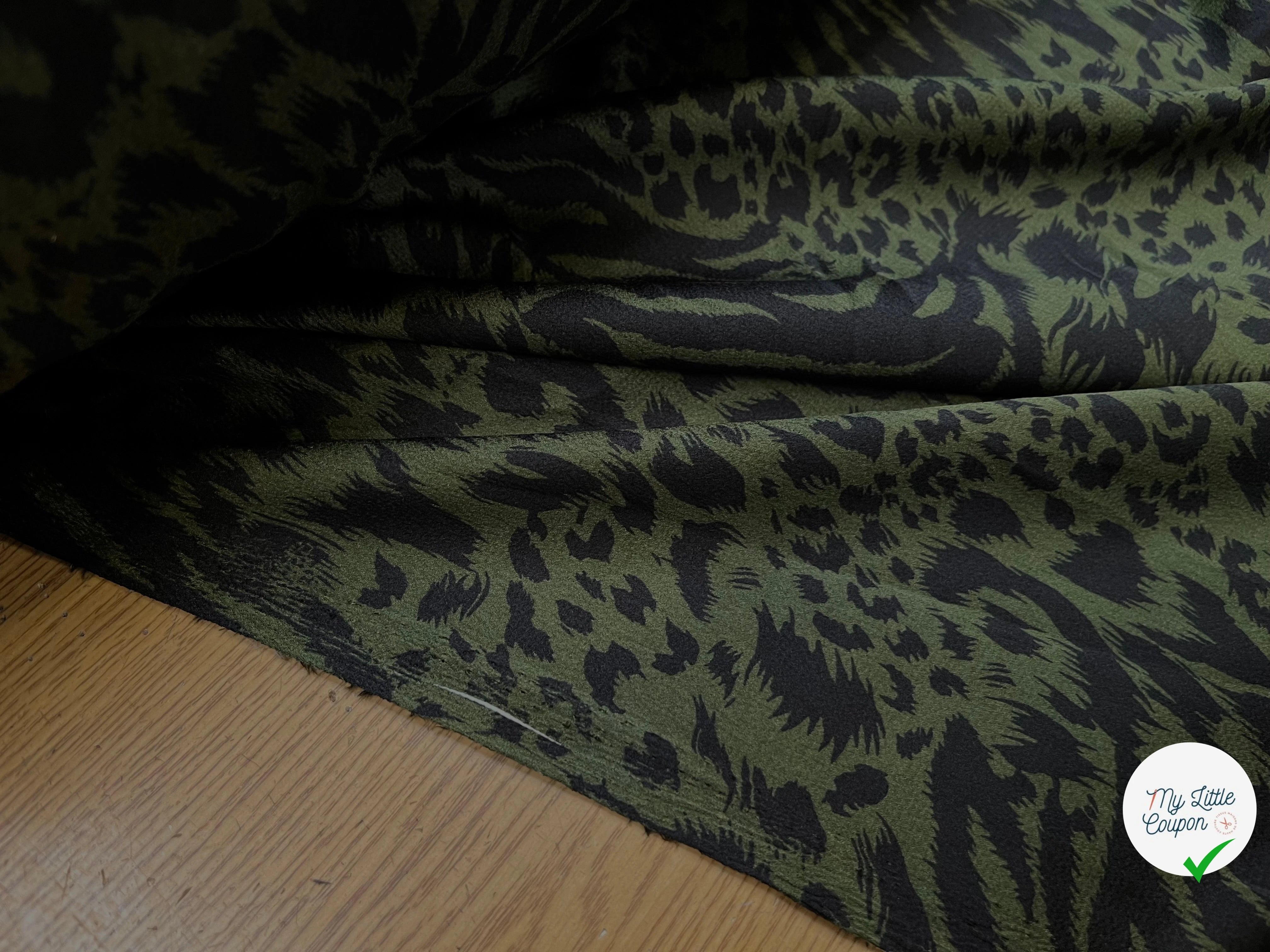 CREPE SATINÉ MOTIF LÉOPARD KAKI - My Little Coupon