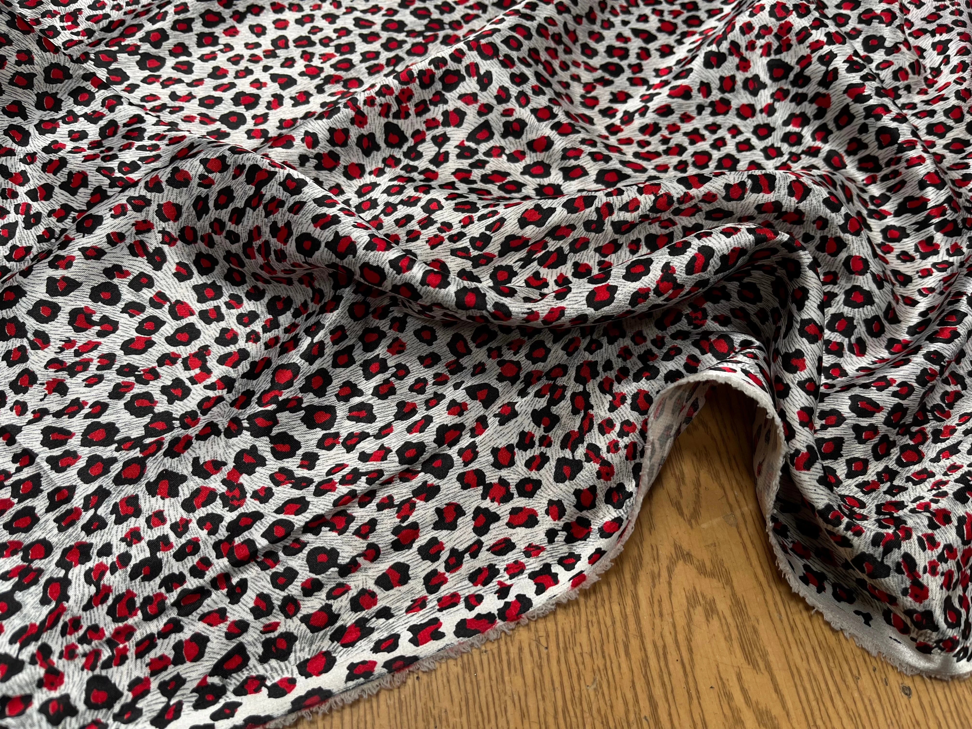 CREPE STINÉ POLYESTER IMPRIMÉ MOTIF ANIMAL LÉOPARD - My Little Coupon