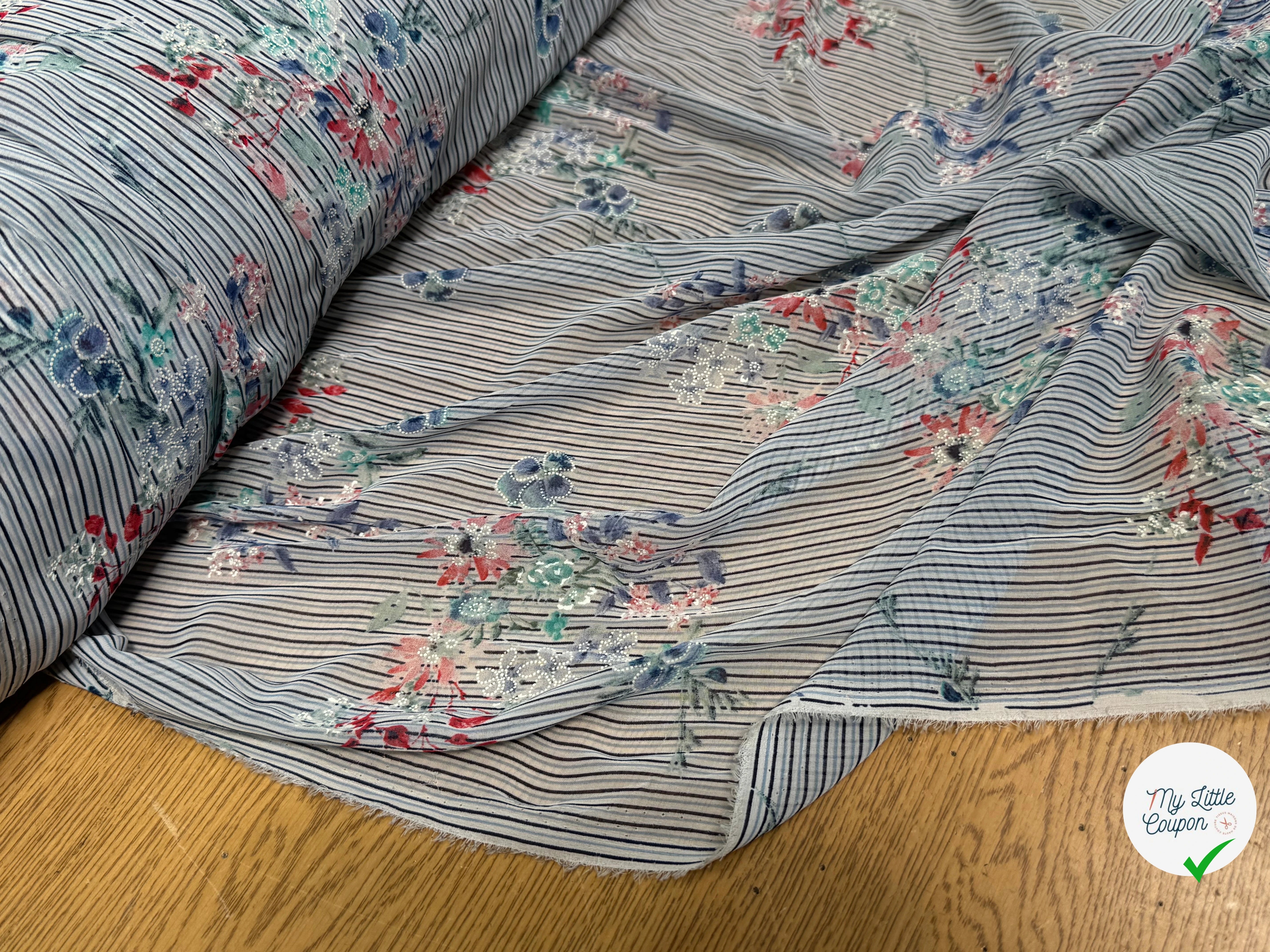 CREPE ULTRA FIN FOND BLANC À RAYURES MOTIFS FLORAUX BLEUS - My Little Coupon