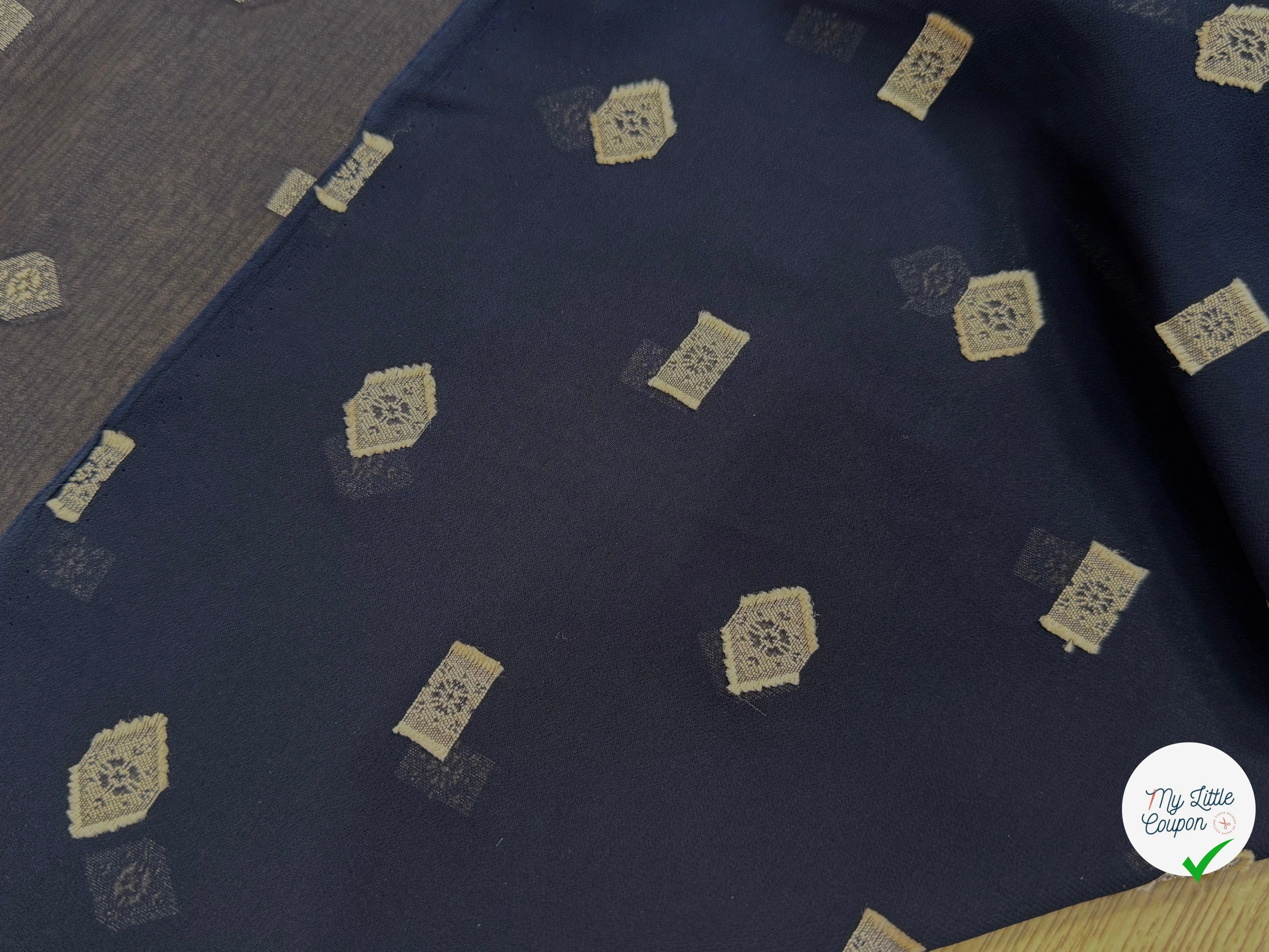 CREPE VISCOSE BLEU MARINE MOTIF TISSÉ GÉOMETRIQUE 100% VI - My Little Coupon