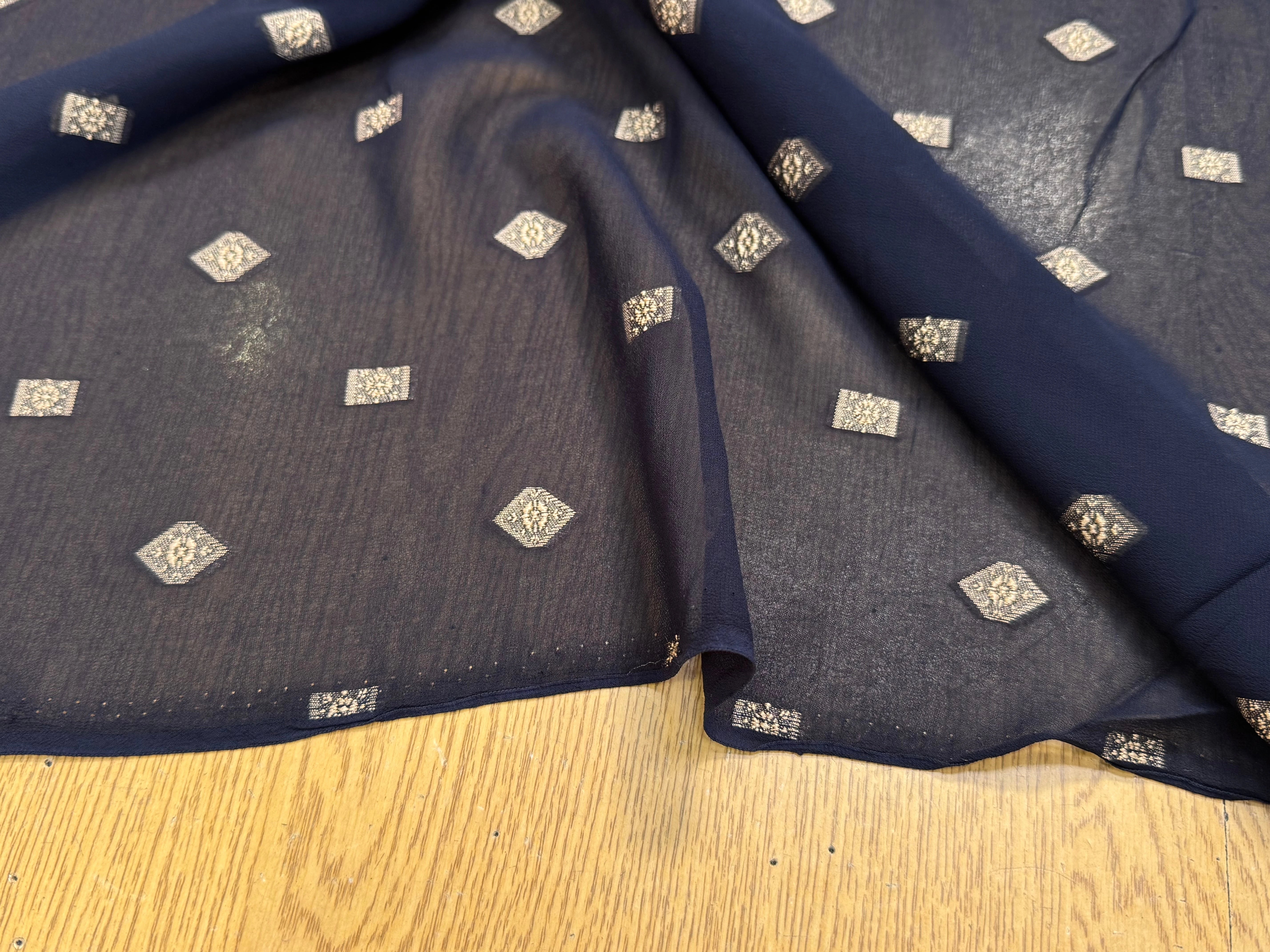 CREPE VISCOSE BLEU MARINE MOTIF TISSÉ GÉOMETRIQUE 100% VI - My Little Coupon