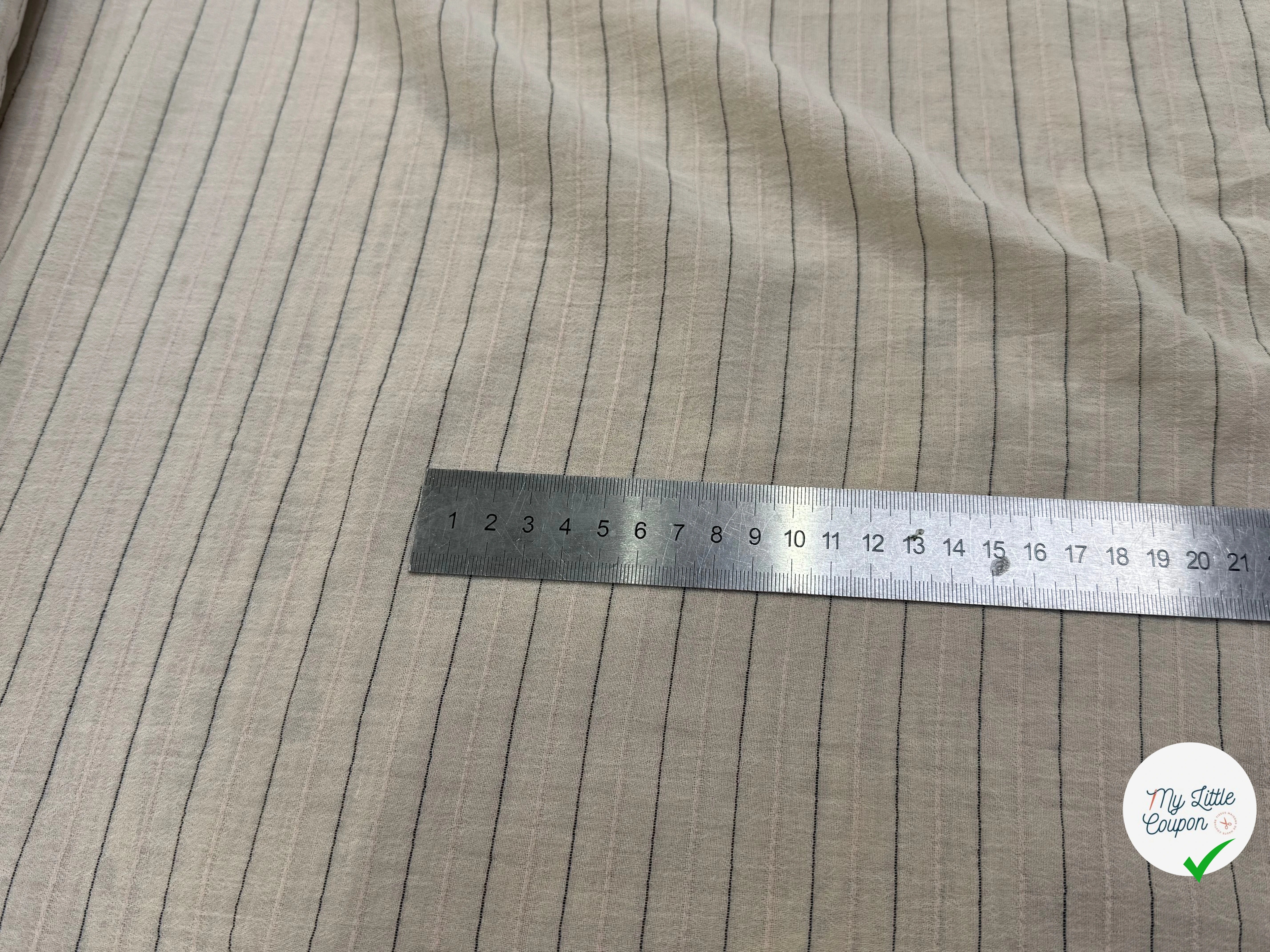 CREPE VISCOSE ÉCRU FINES RAYURES ROSE NOIR - My Little Coupon