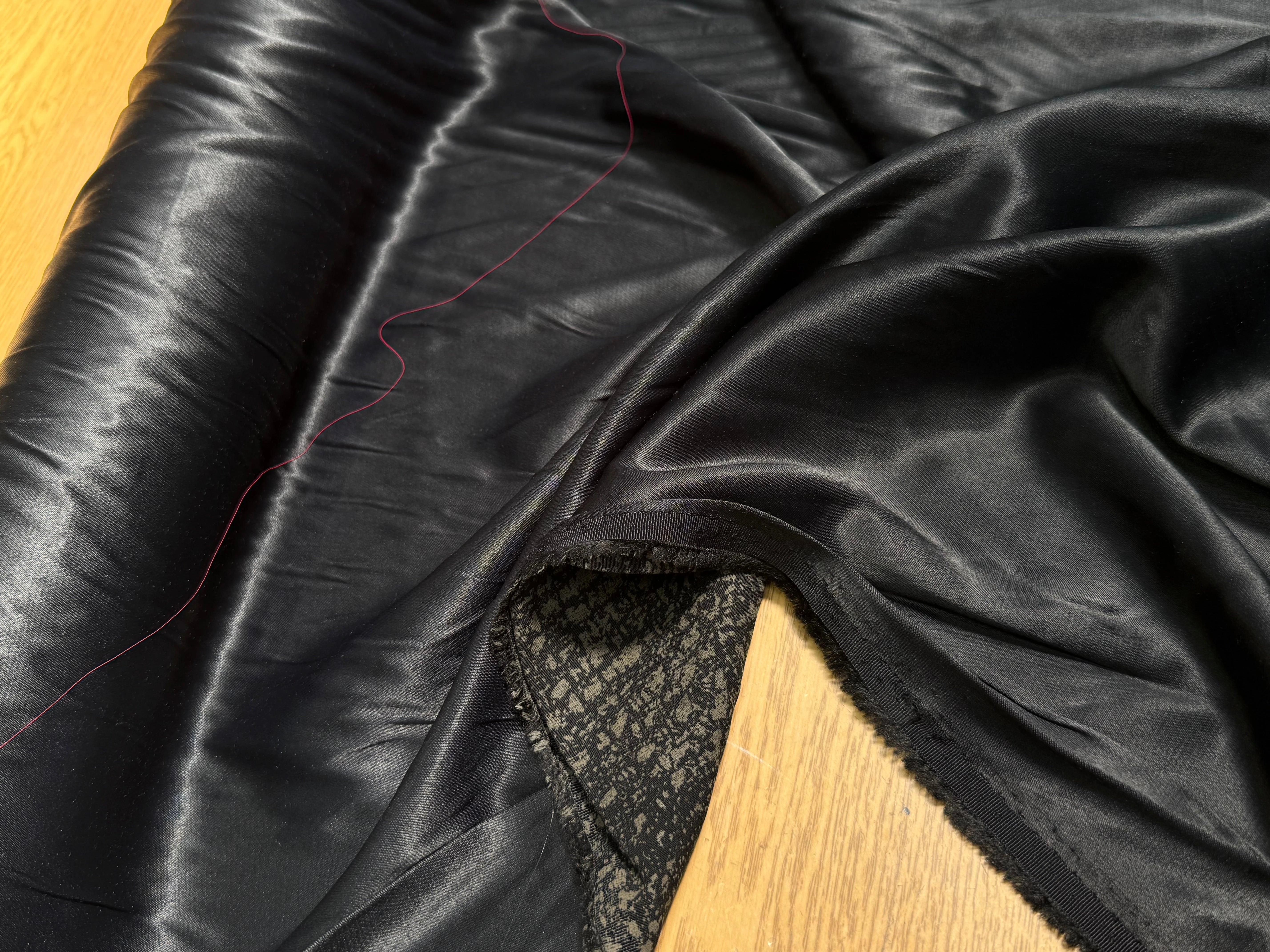 CREPE VISCOSE ENVERS SATIN NOIR BEAU TOMBÉ - My Little Coupon