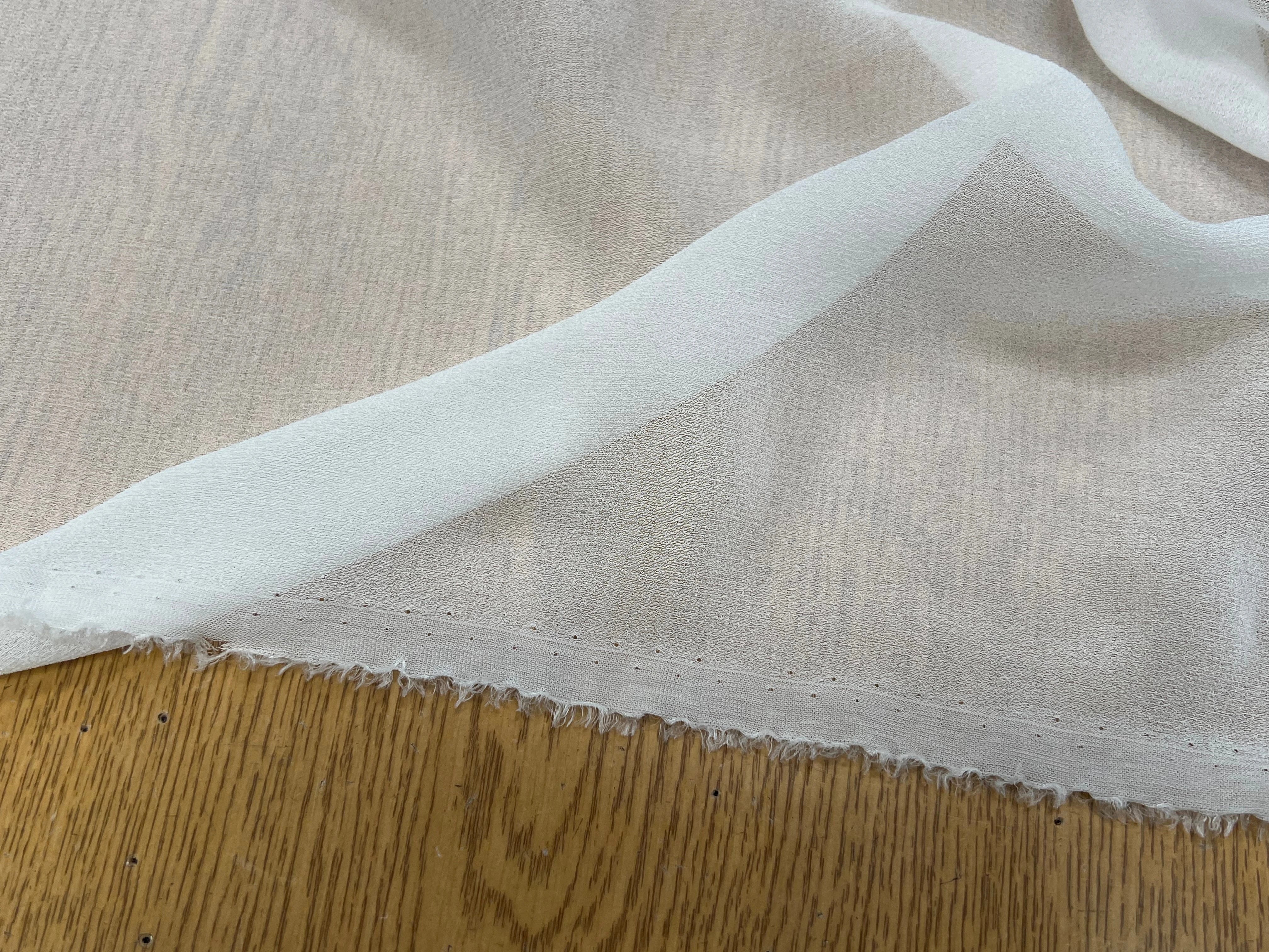 CREPE VISCOSE FLUIDE AVEC 20% SOIE BLANC LÉGÈREMENT CASSÉ - My Little Coupon