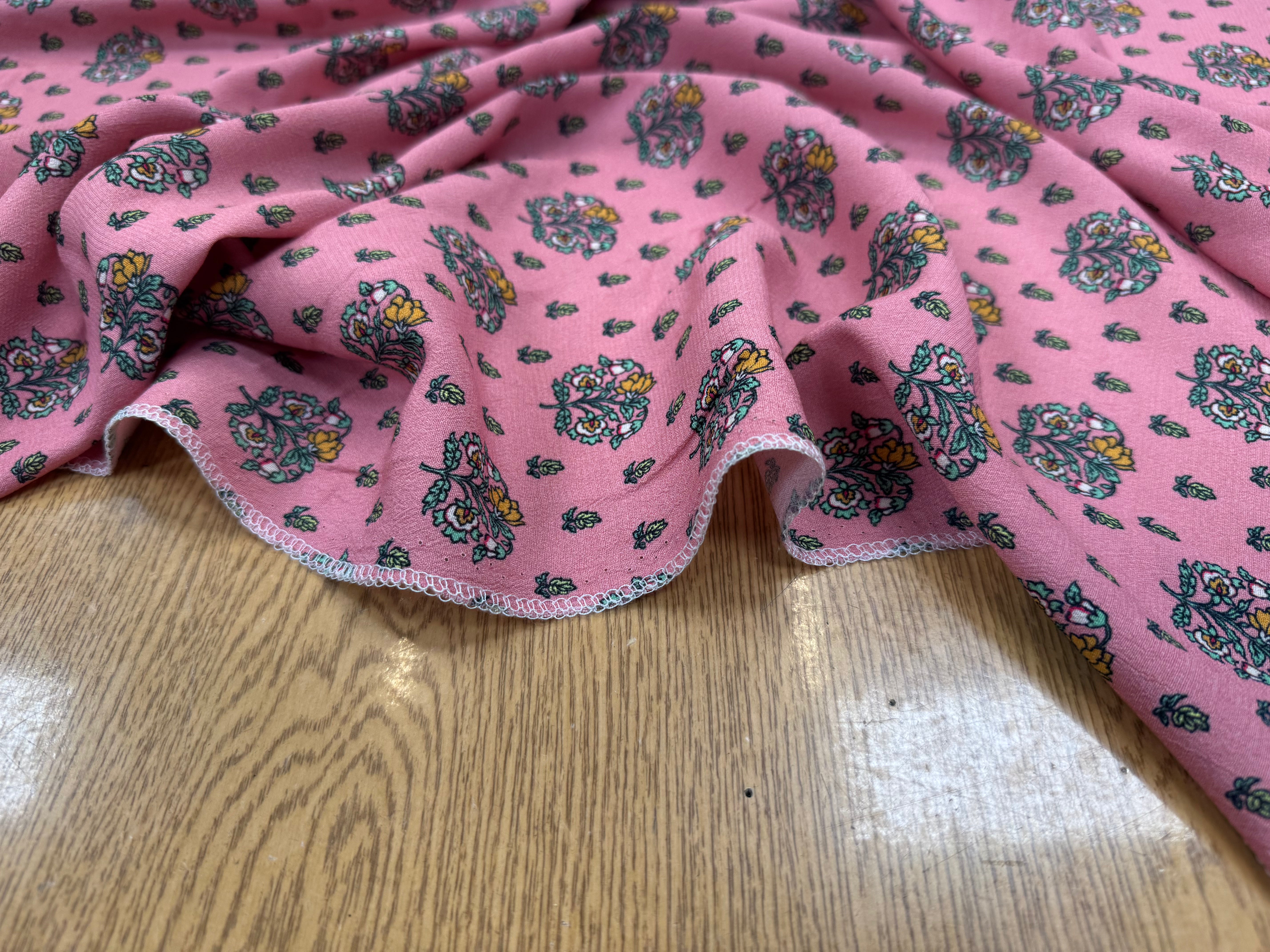 CRÊPE VISCOSE FOND ROSE MOTIFS FLEURS DESSIN VERT - My Little Coupon