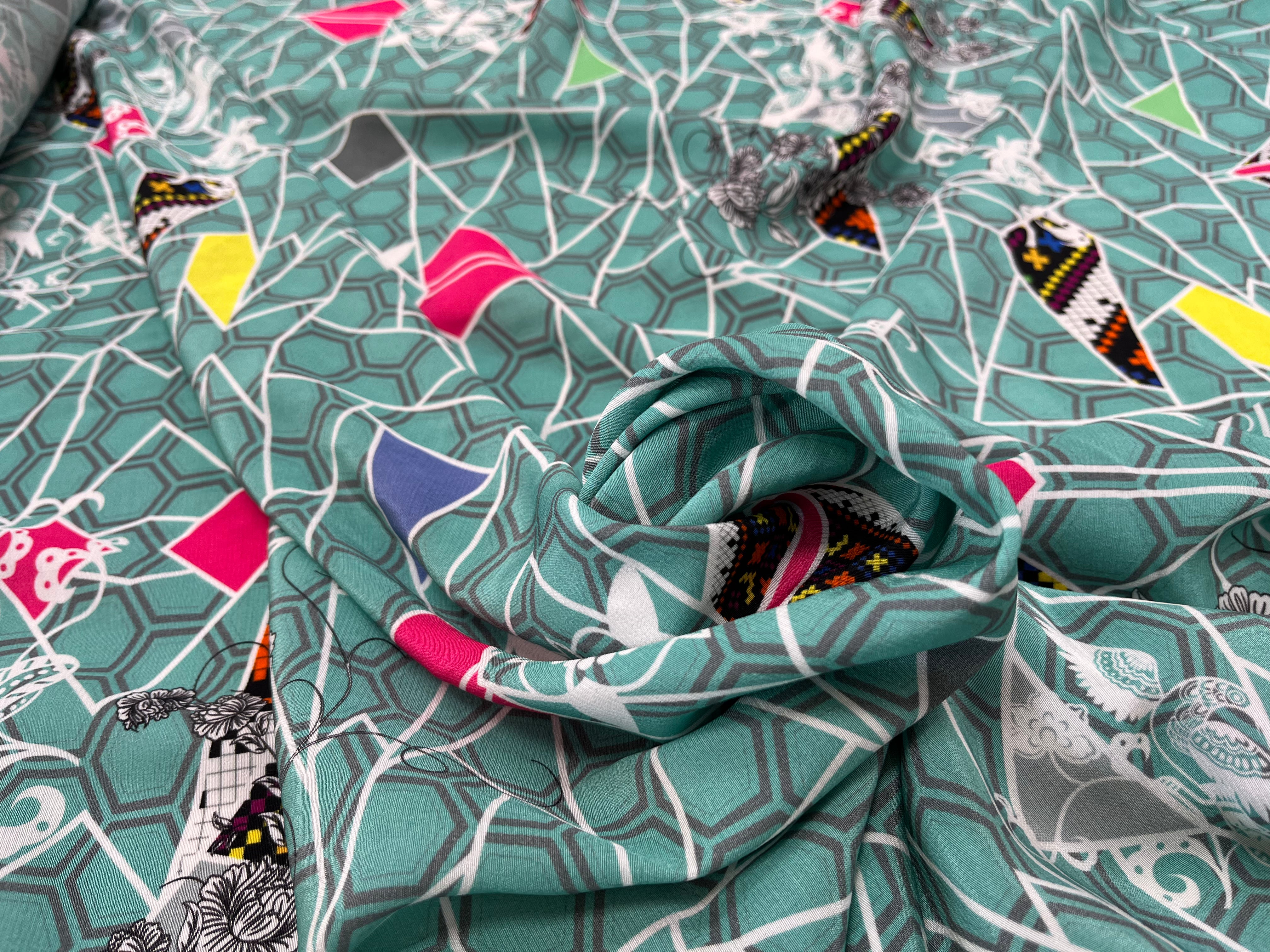 CREPE VISCOSE GÉOMETRIQUE VERT FORMES MULTICOLORES - My Little Coupon