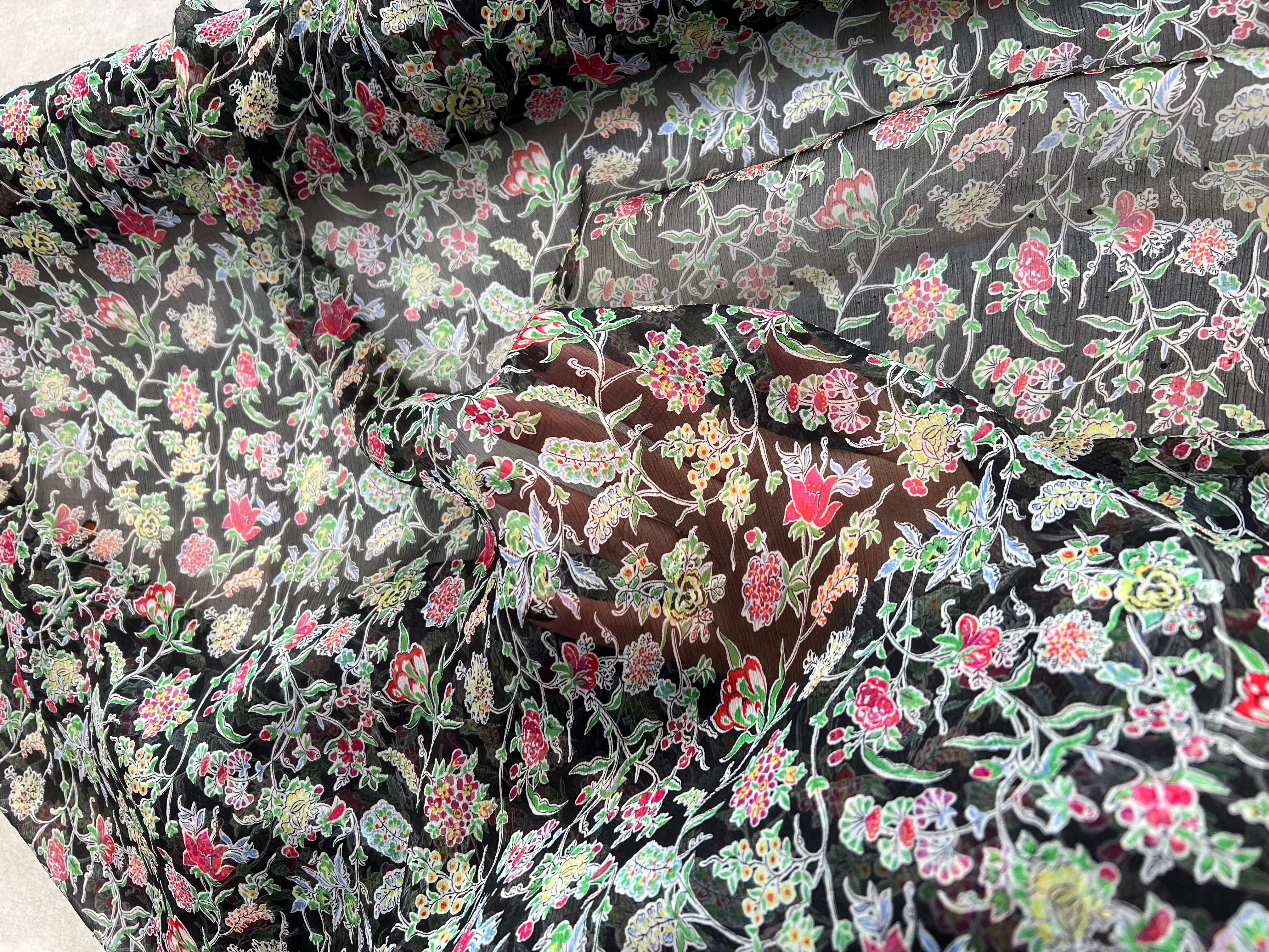 CRÉPON DE SOIE FLEURS COLORÉES SUR FOND NOIR MLC INTERN