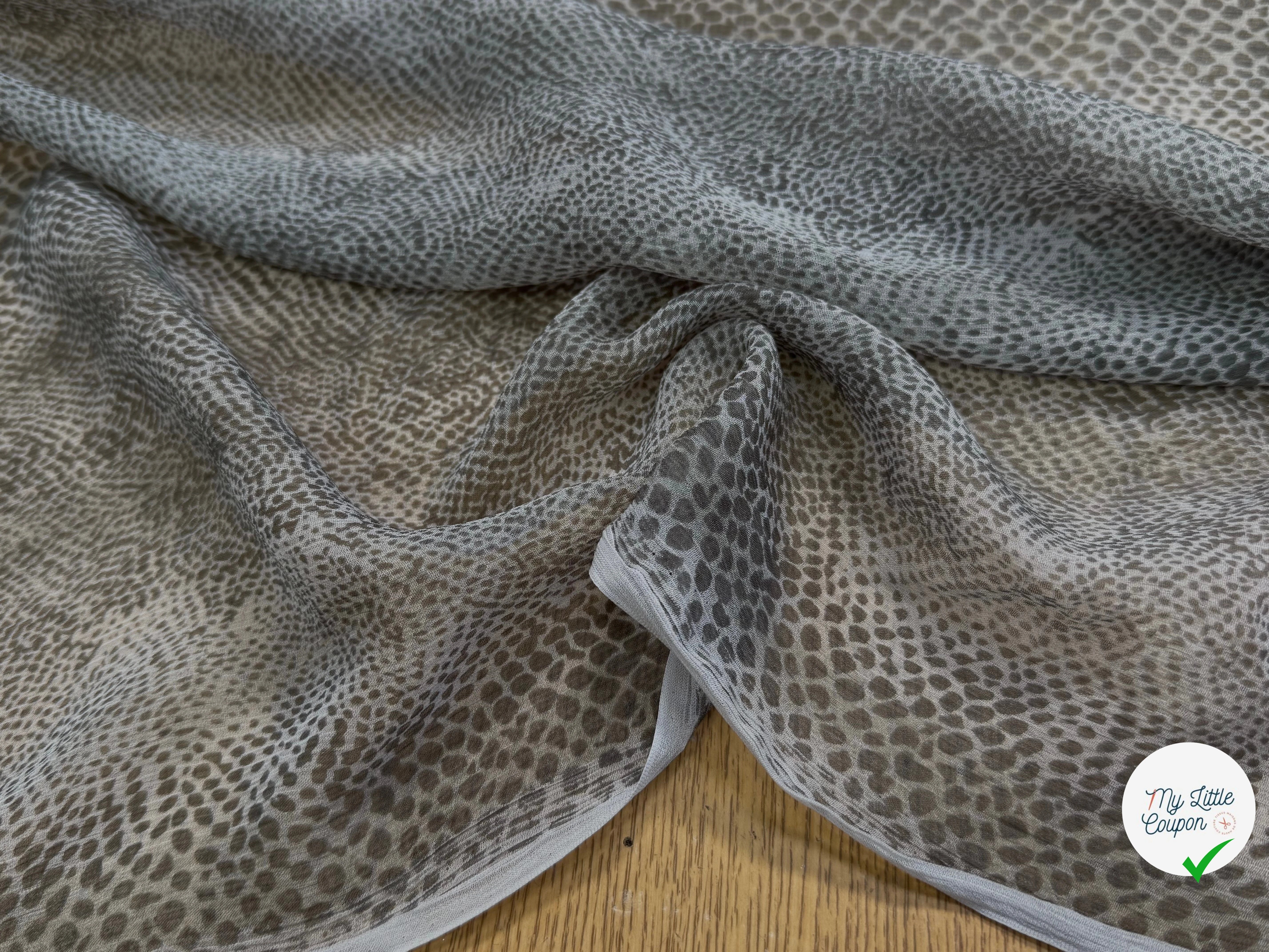 CRÈPON DE SOIE PLISSÉ GRIS KAKI MOTIF LÉOPARD - My Little Coupon