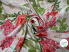 CREPE SATINÉ FOND BLANC MOTIF FLEURS ROSE ET FEUILLES VERTE - My Little Coupon