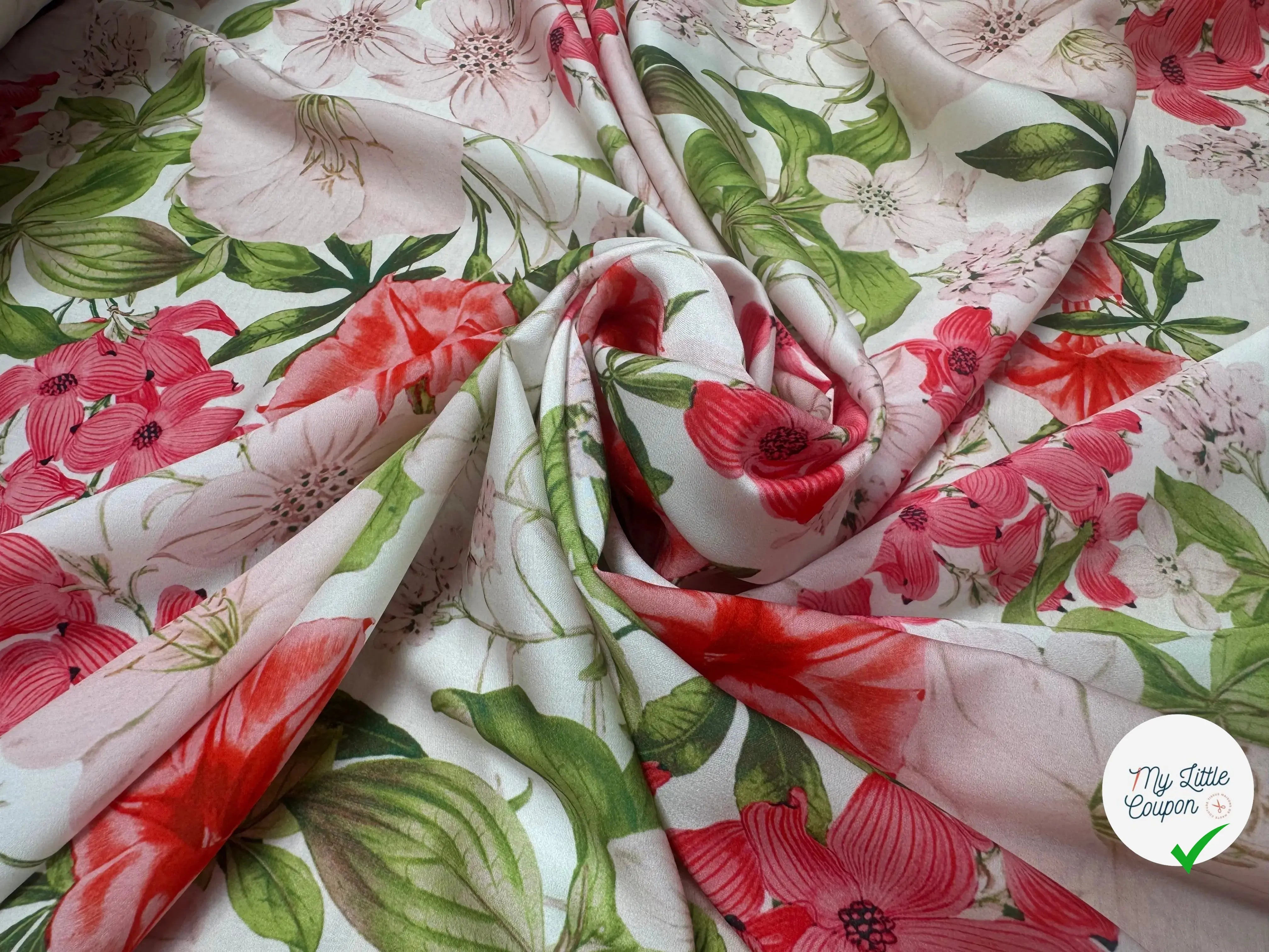 CREPE SATINÉ FOND BLANC MOTIF FLEURS ROSE ET FEUILLES VERTE - My Little Coupon