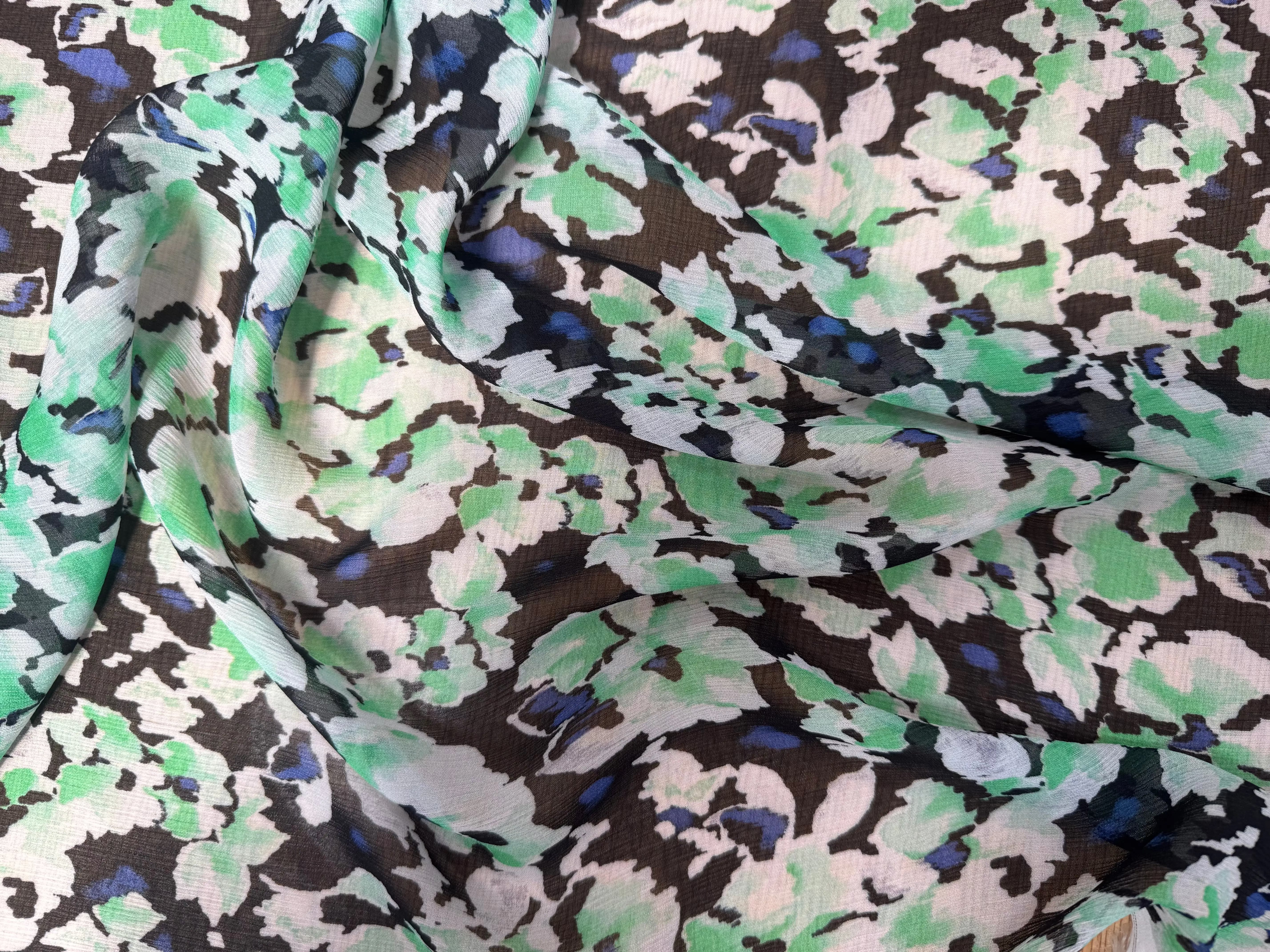 CRÉPON VISCOSE FOND NOIR MOTIFS FLEURS BLANC ET VERT - My Little Coupon