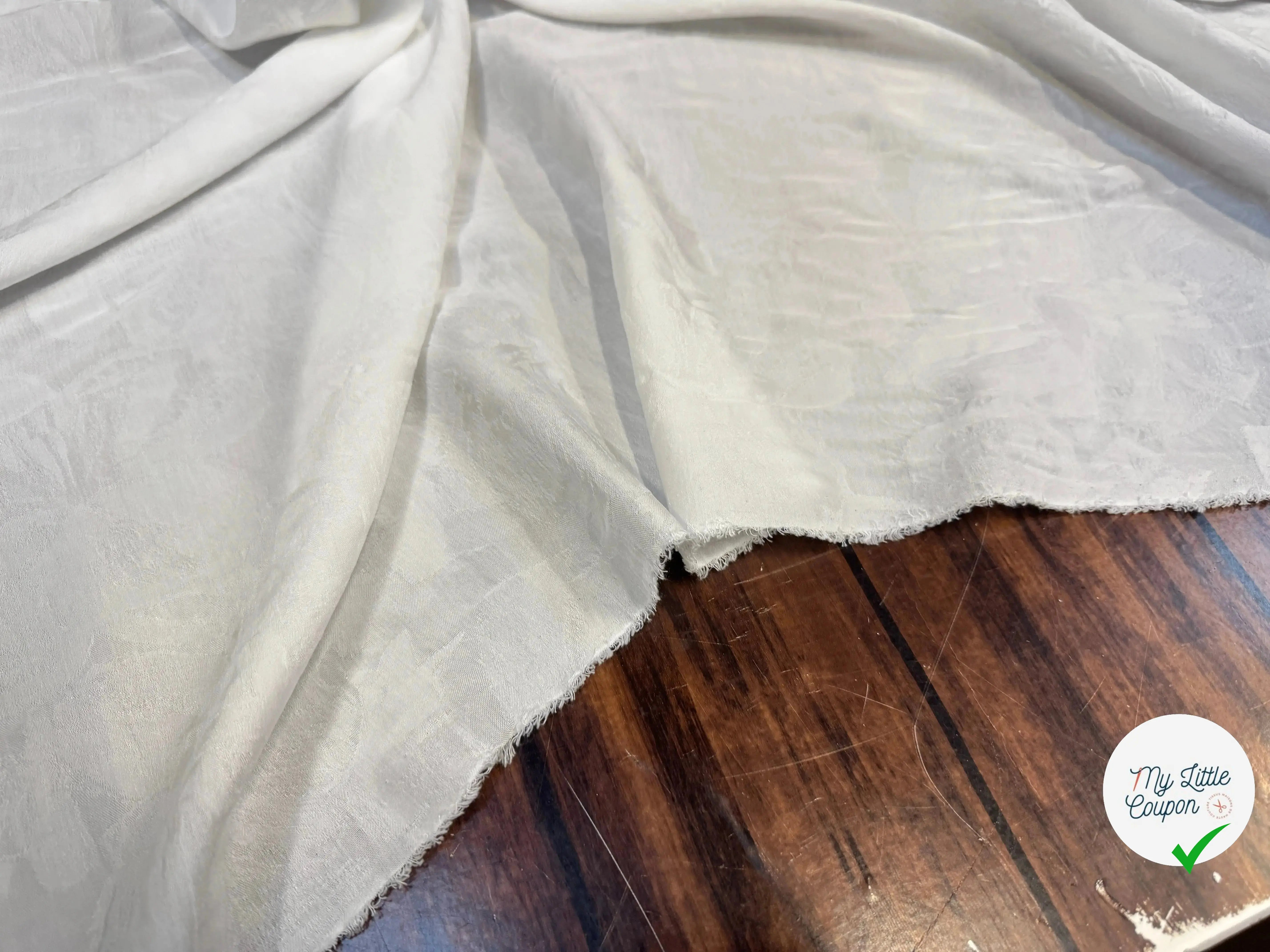 JACQUARD VISCOSE BLANC MOTIFS FABRICATION PRATO - My Little Coupon