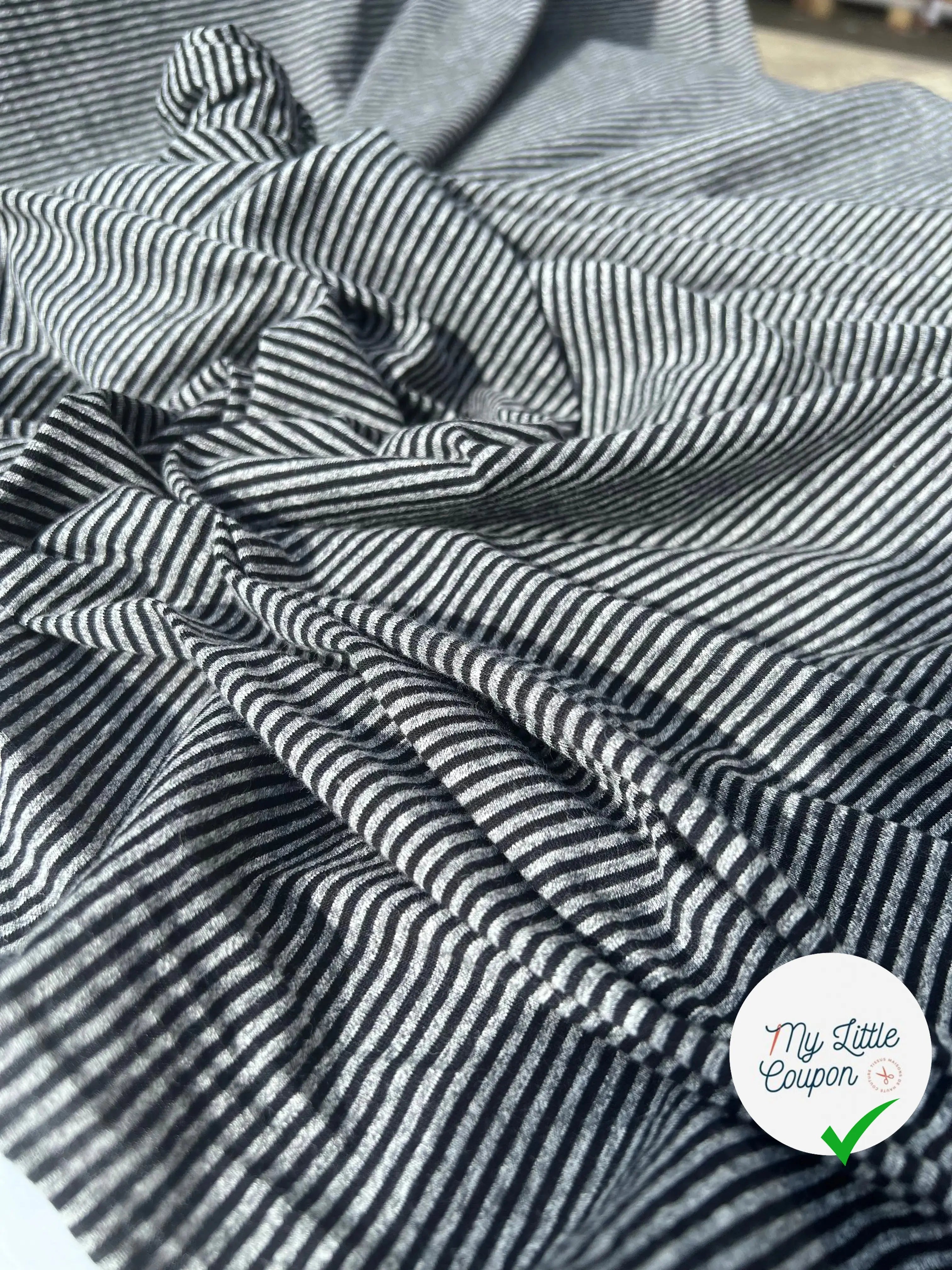 JERSEY DE COTON GRIS CHINÉ STRIPES NOIRES HORIZONTALES - My Little Coupon