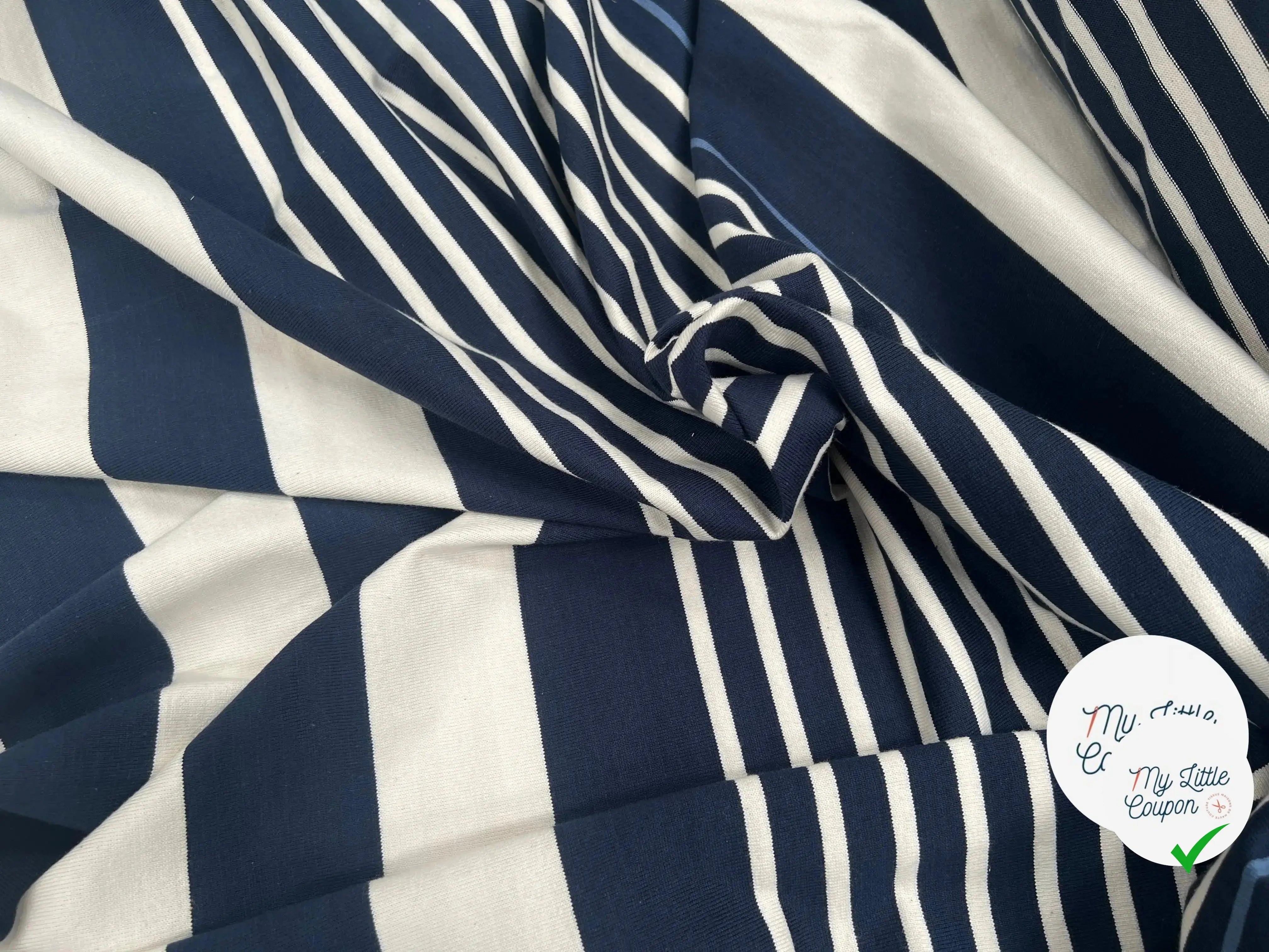 MAILLE LOURD COTON RAYURES IRREGULIERES BLEU MARINE FOND CREME - My Little Coupon
