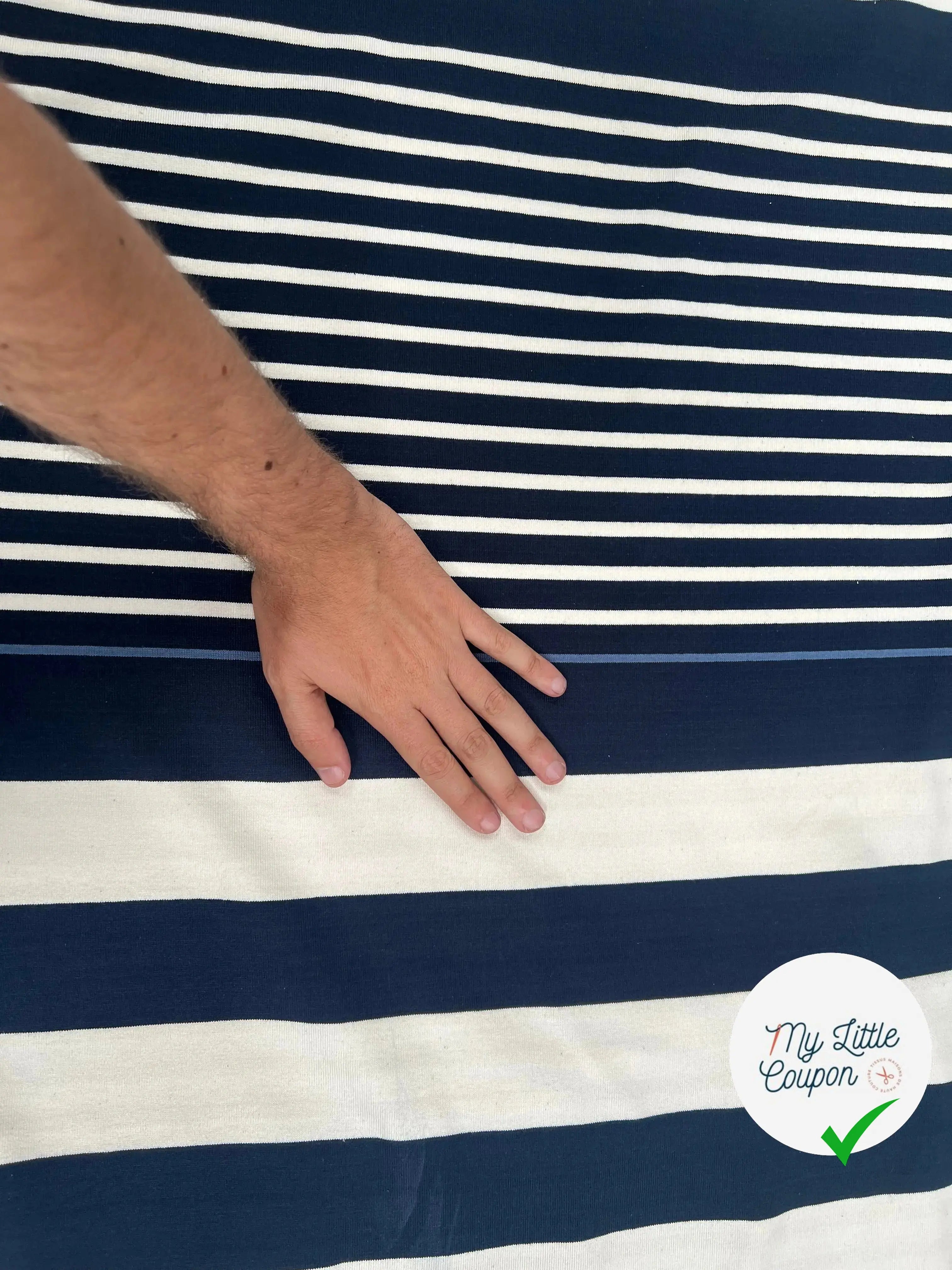 MAILLE LOURD COTON RAYURES IRREGULIERES BLEU MARINE FOND CREME - My Little Coupon