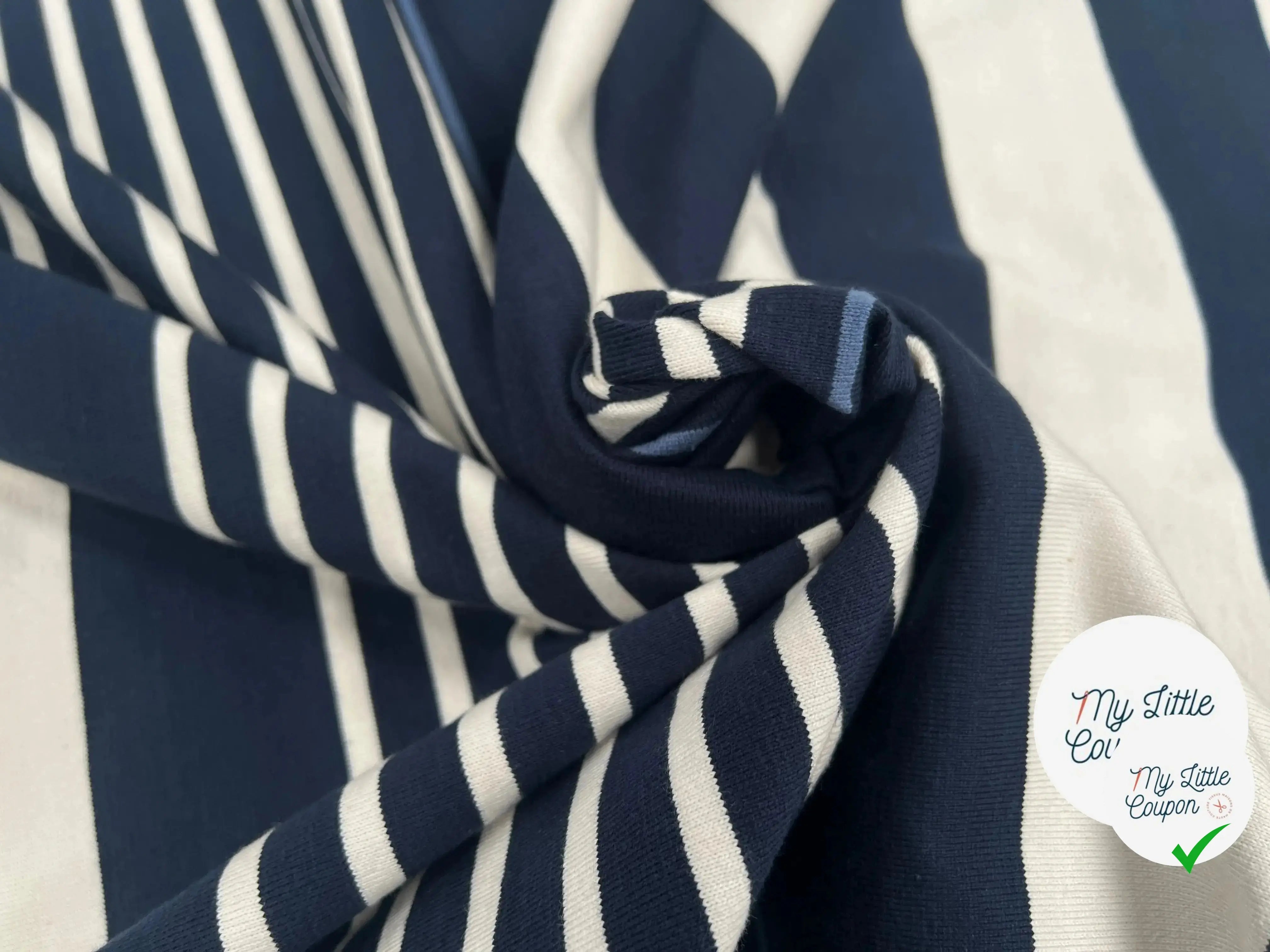 MAILLE LOURD COTON RAYURES IRREGULIERES BLEU MARINE FOND CREME - My Little Coupon