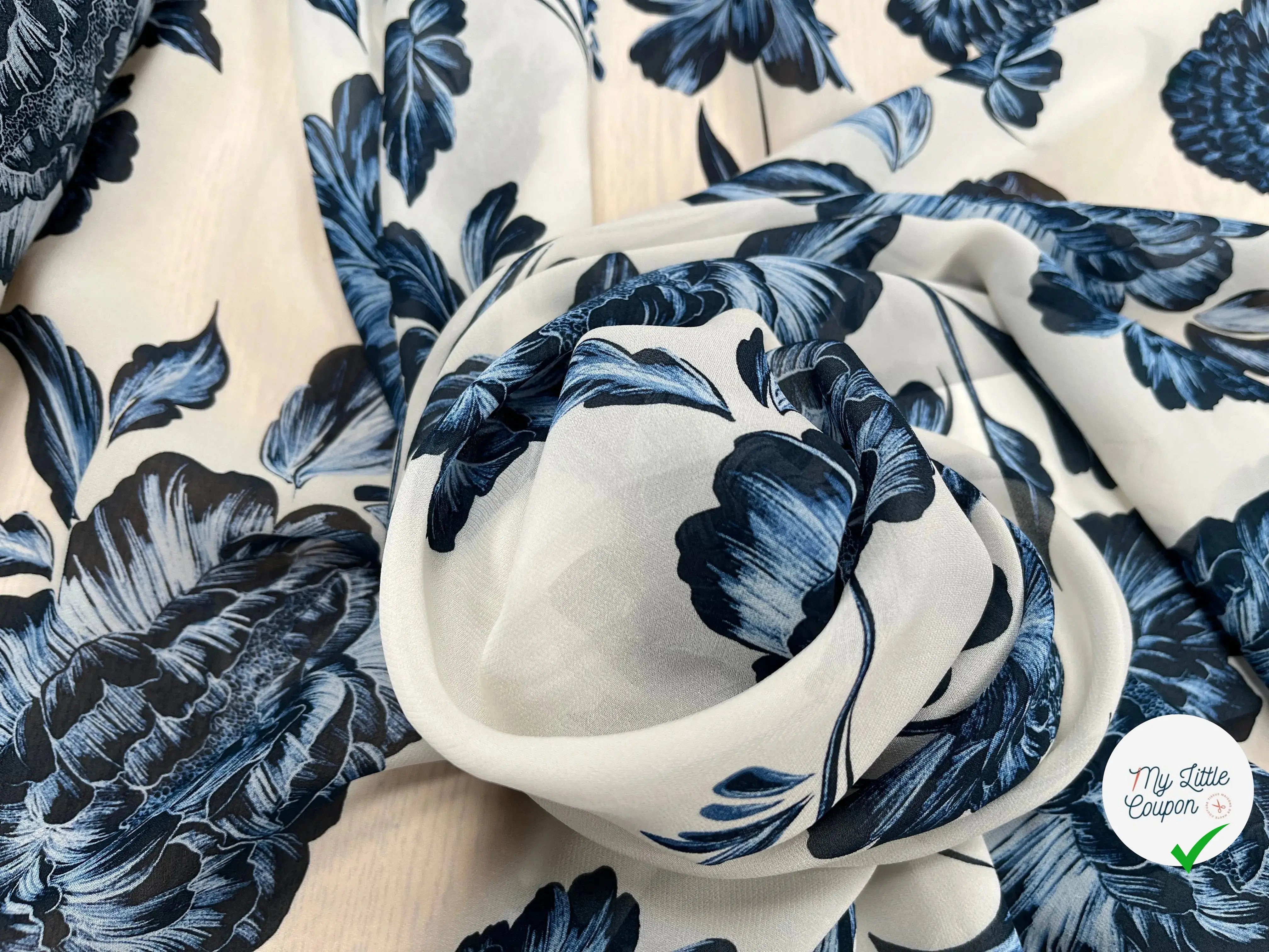 MOUSSELINE VISCOSE FOND BLANC MOTIFS FLEURS BLEU - My Little Coupon