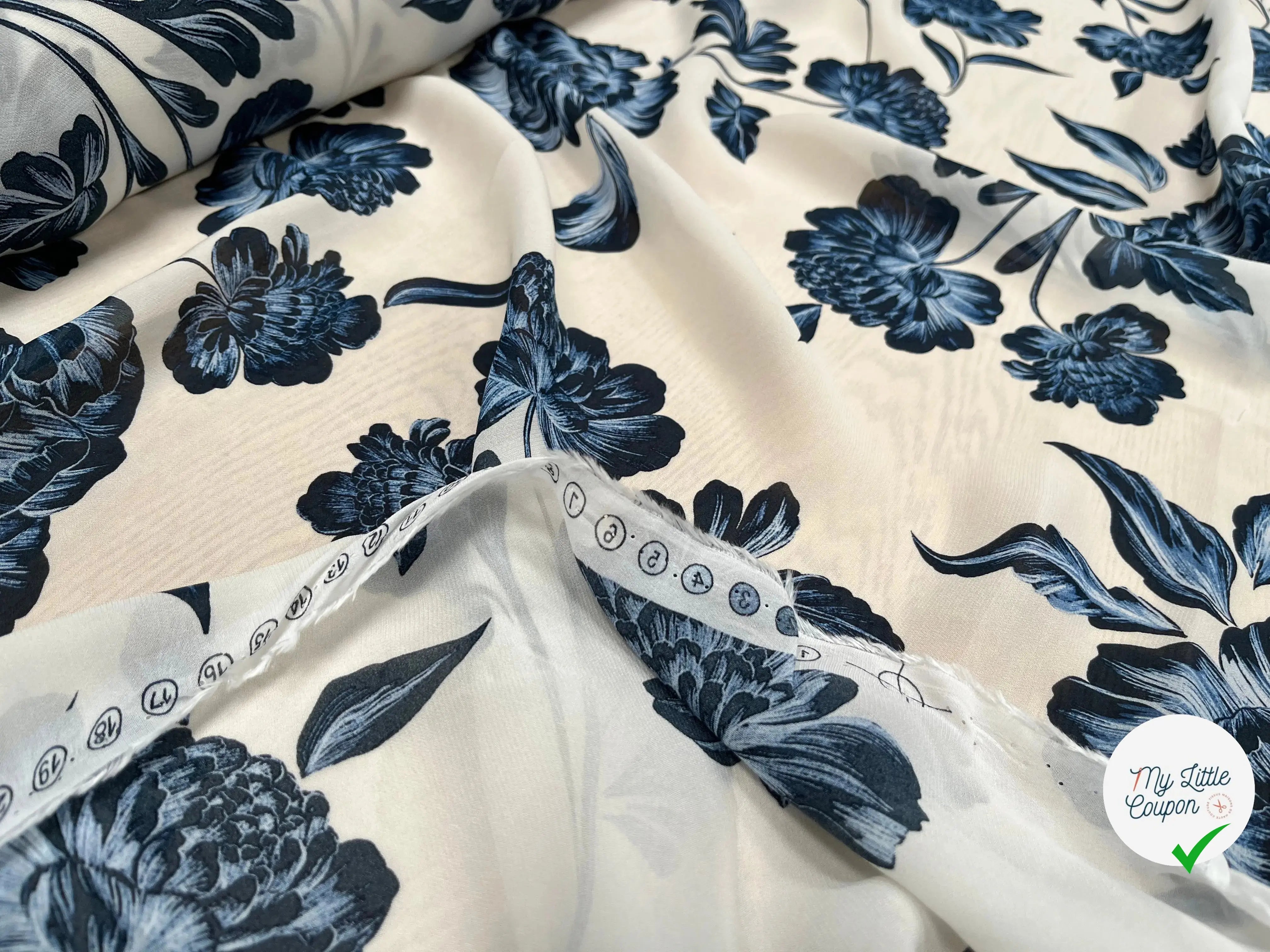 MOUSSELINE VISCOSE FOND BLANC MOTIFS FLEURS BLEU - My Little Coupon