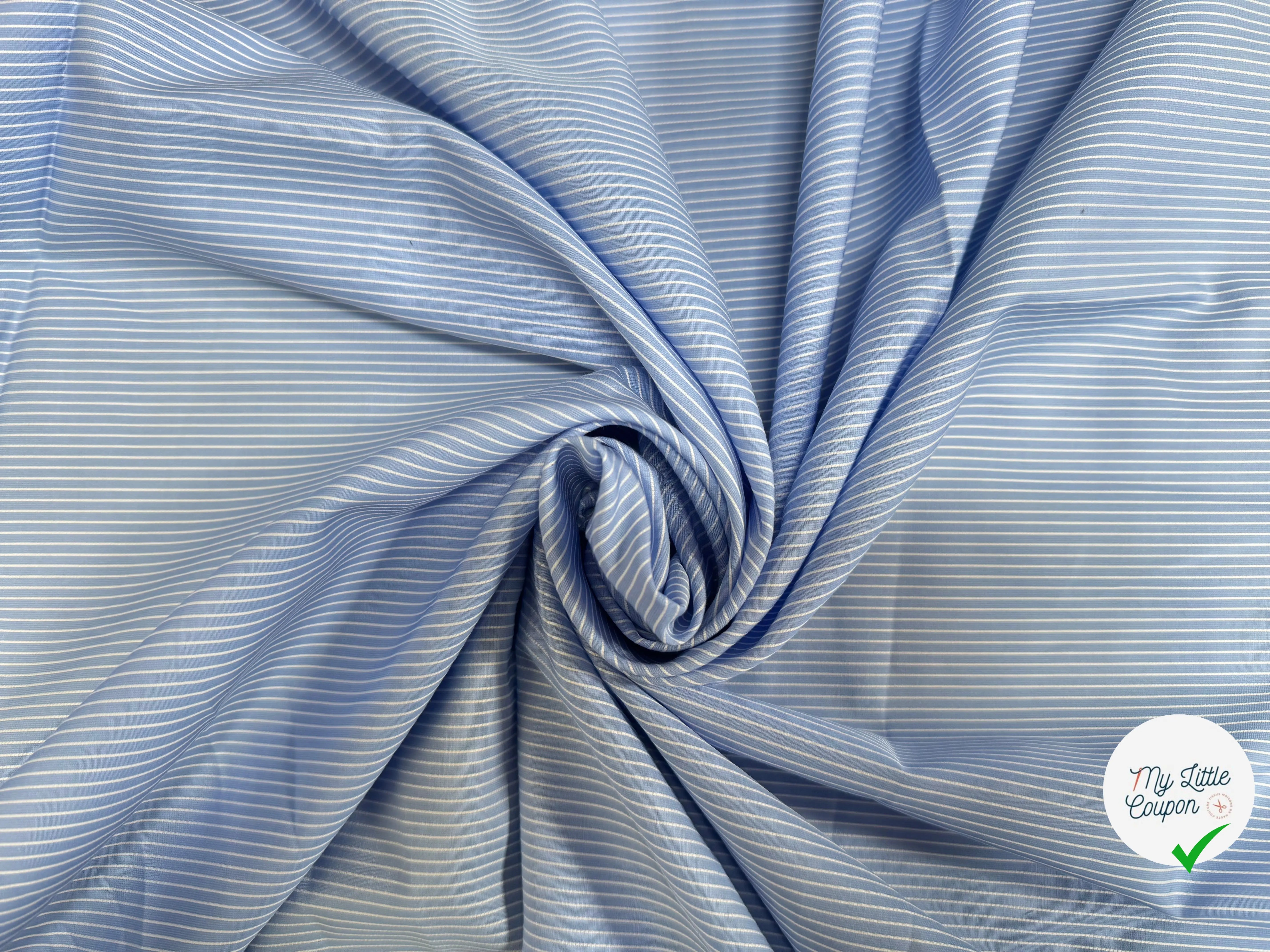 (Chute) POPELINE DE COTON 100% COTON AVEC RAYURES BLEU CLAIR ET BLANC EN RELIEFS AU TOUCHÉ - My Little Coupon
