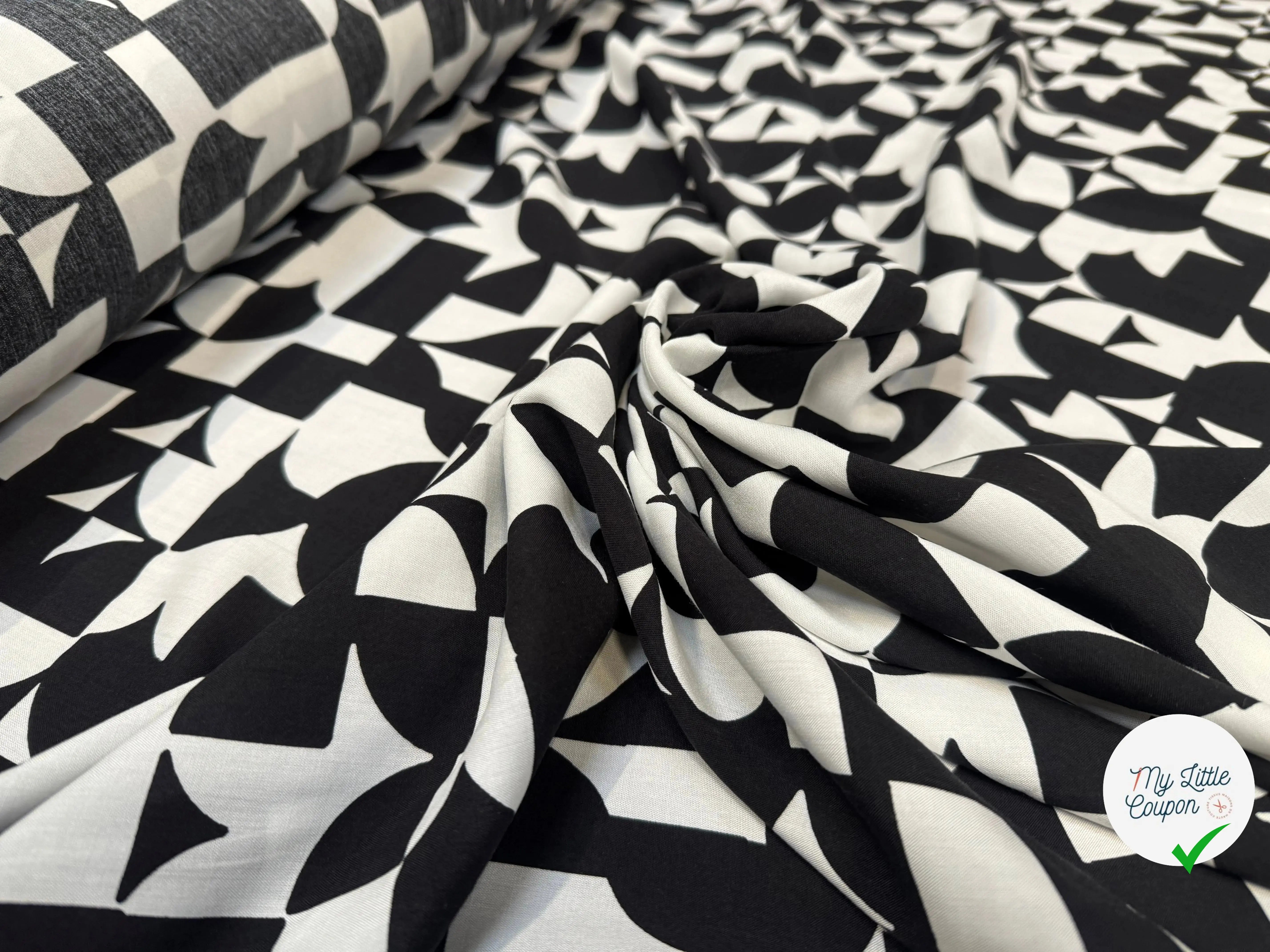 POPELINE VISCOSE NOIRE IMPRIMEE MOTIFS GÉOMÉTRIQUES - My Little Coupon