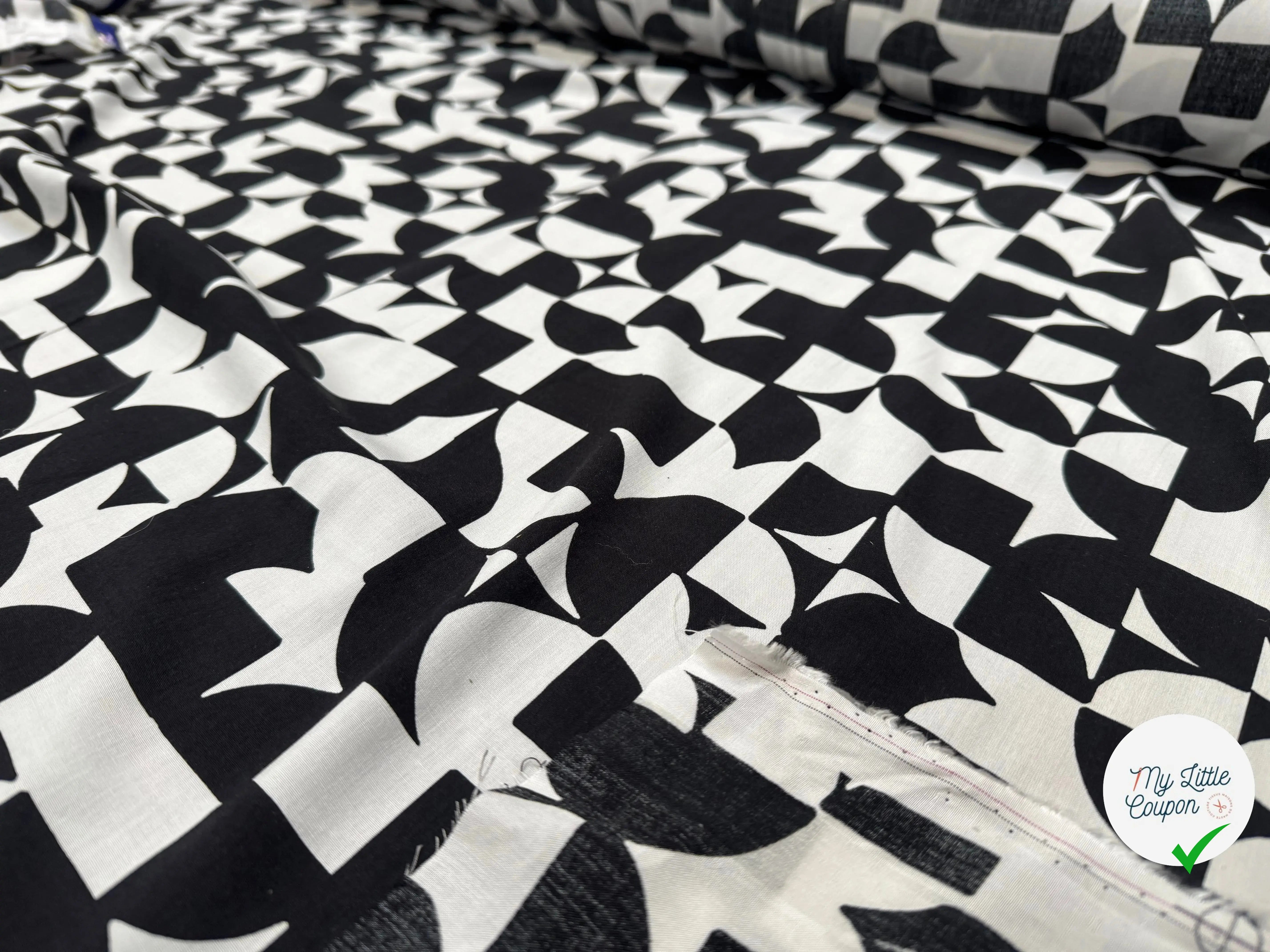 POPELINE VISCOSE NOIRE IMPRIMEE MOTIFS GÉOMÉTRIQUES - My Little Coupon