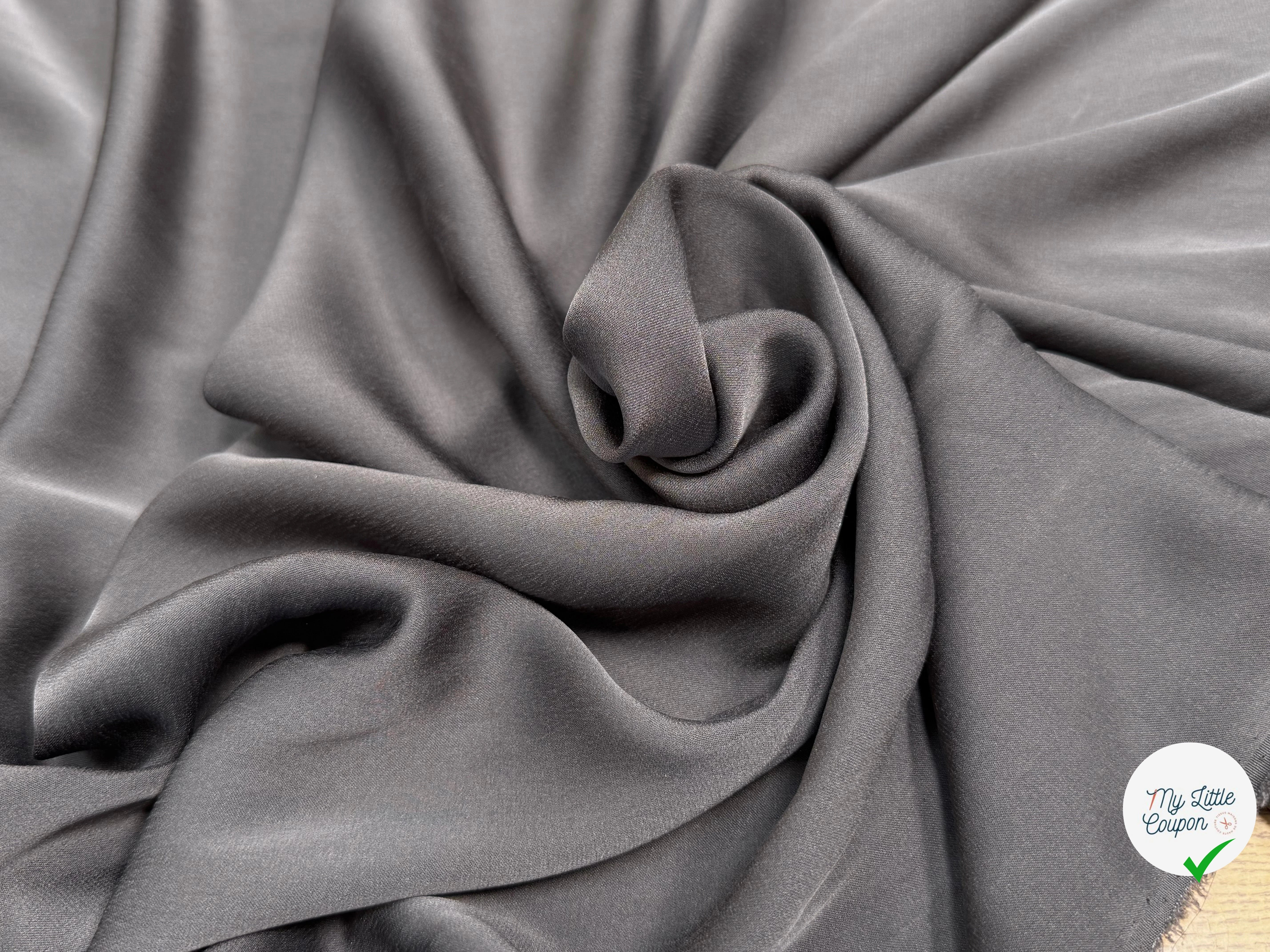 (Chute) SATIN DE SOIE FLUIDE LÉGÈREMENT STRETCH GRIS FONCÉ - My Little Coupon