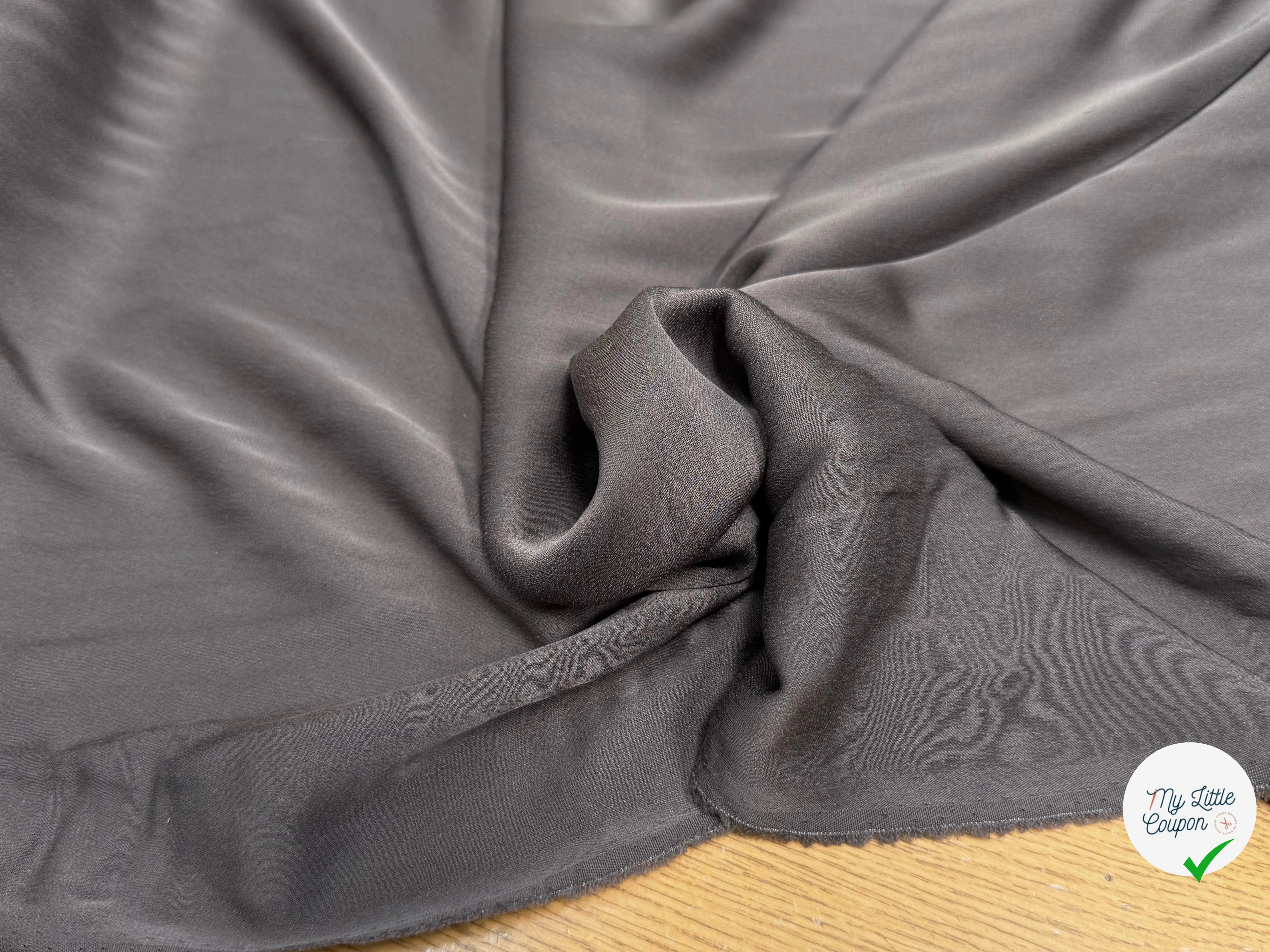 (Chute) SATIN DE SOIE FLUIDE LÉGÈREMENT STRETCH GRIS FONCÉ - My Little Coupon