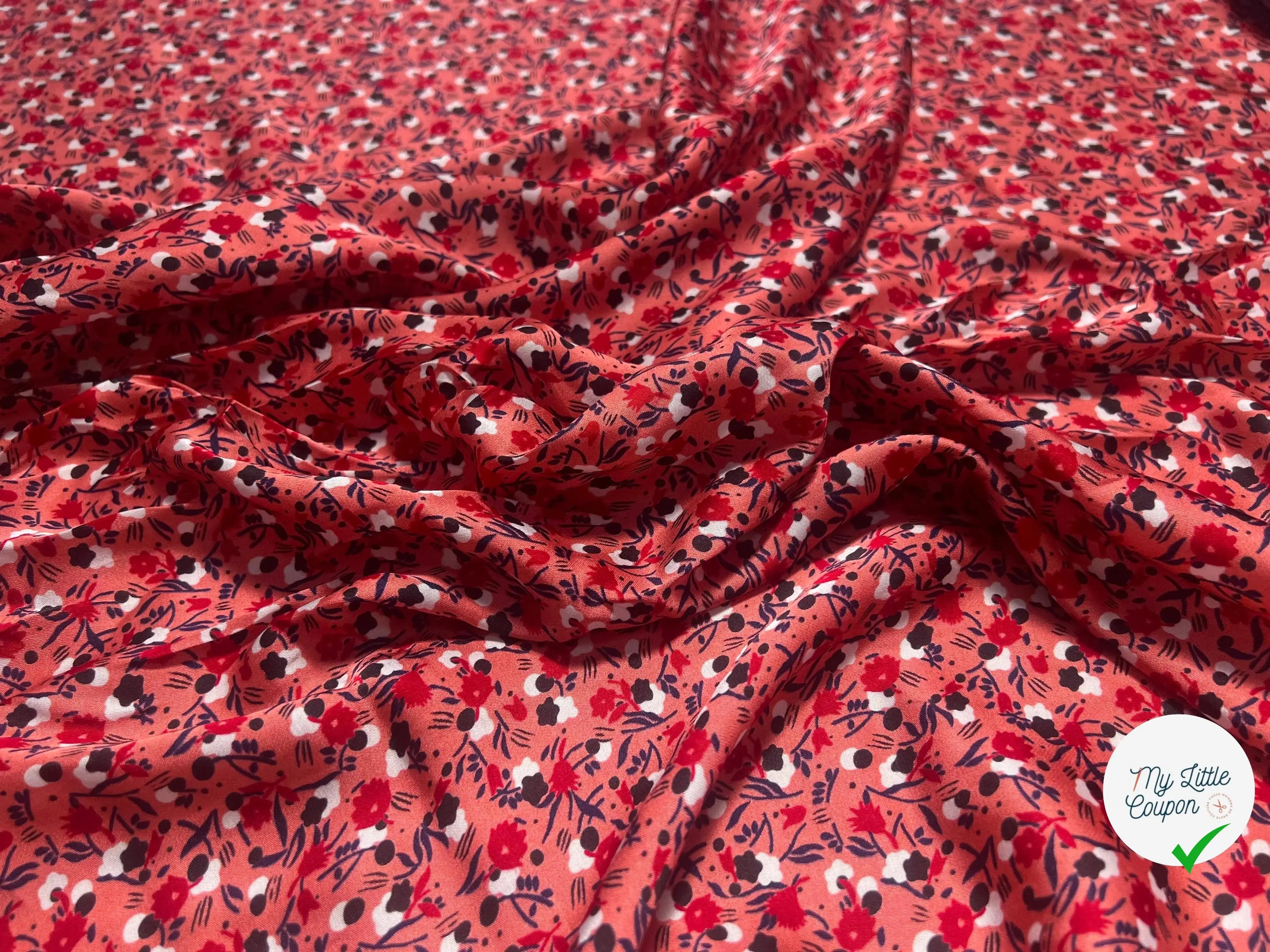 SATIN DE VISCOSE FOND ROSE FLEURS BLANC ROUGE ET BLEU - My Little Coupon