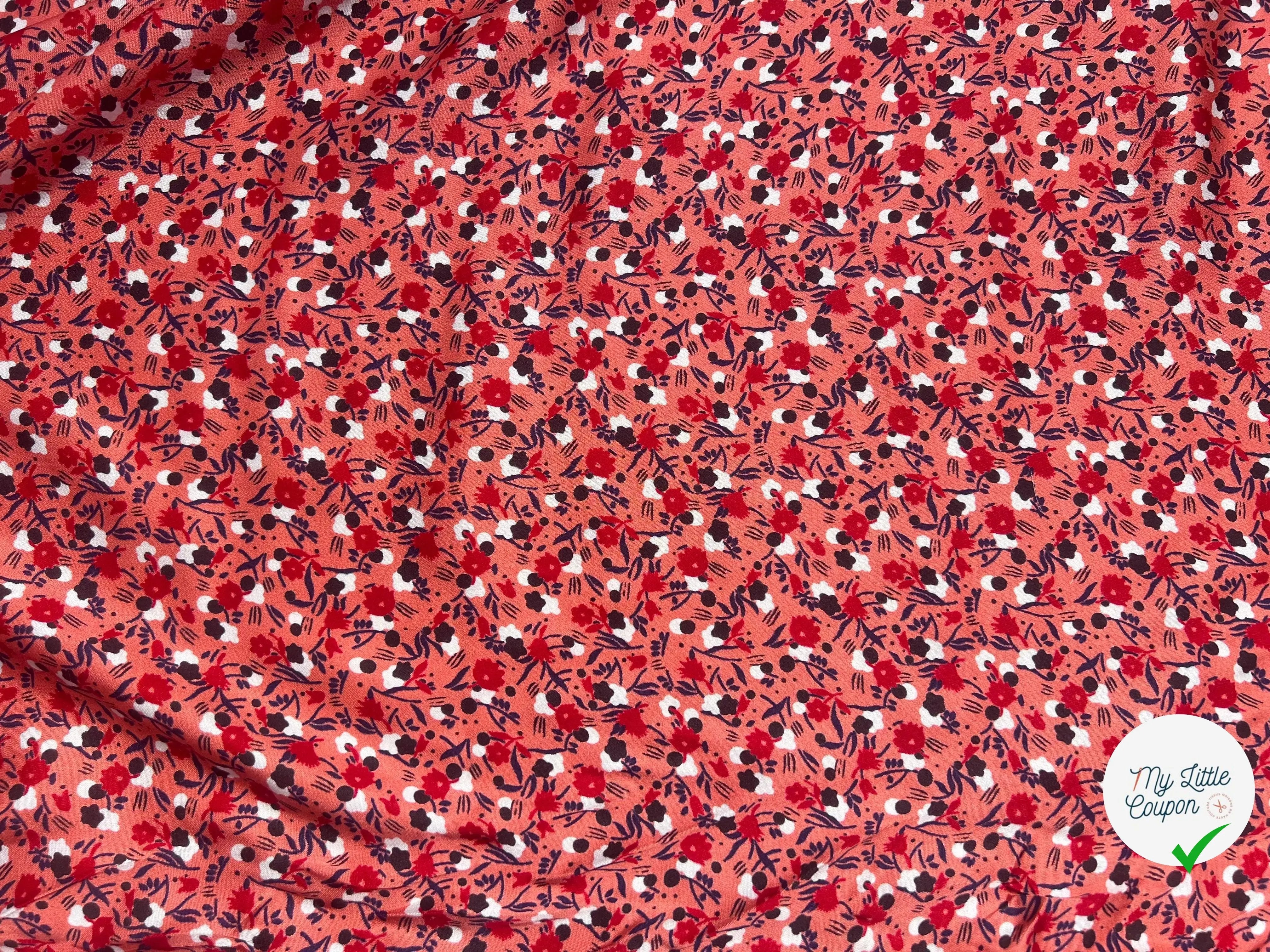 SATIN DE VISCOSE FOND ROSE FLEURS BLANC ROUGE ET BLEU - My Little Coupon