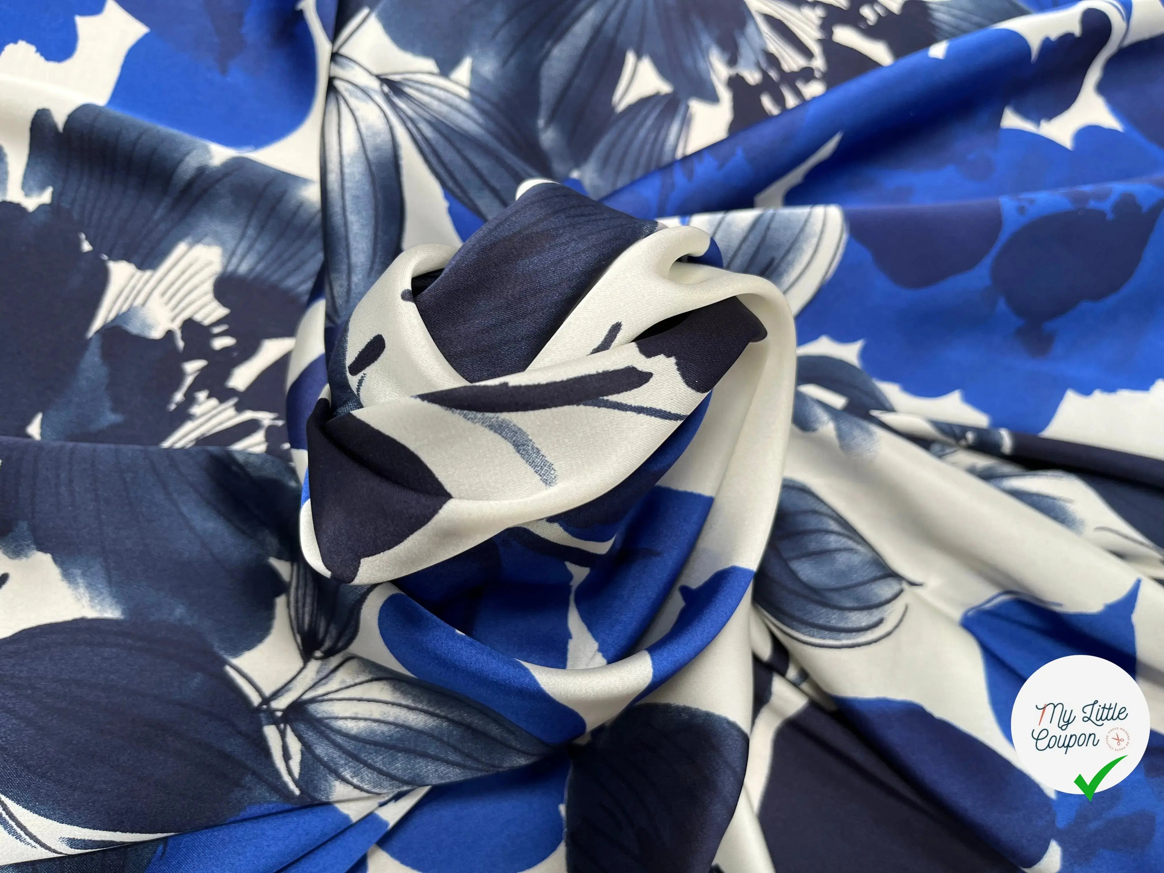 SATIN FOND BLANC MOTIFS GROSSES FLEURS BLEU - My Little Coupon