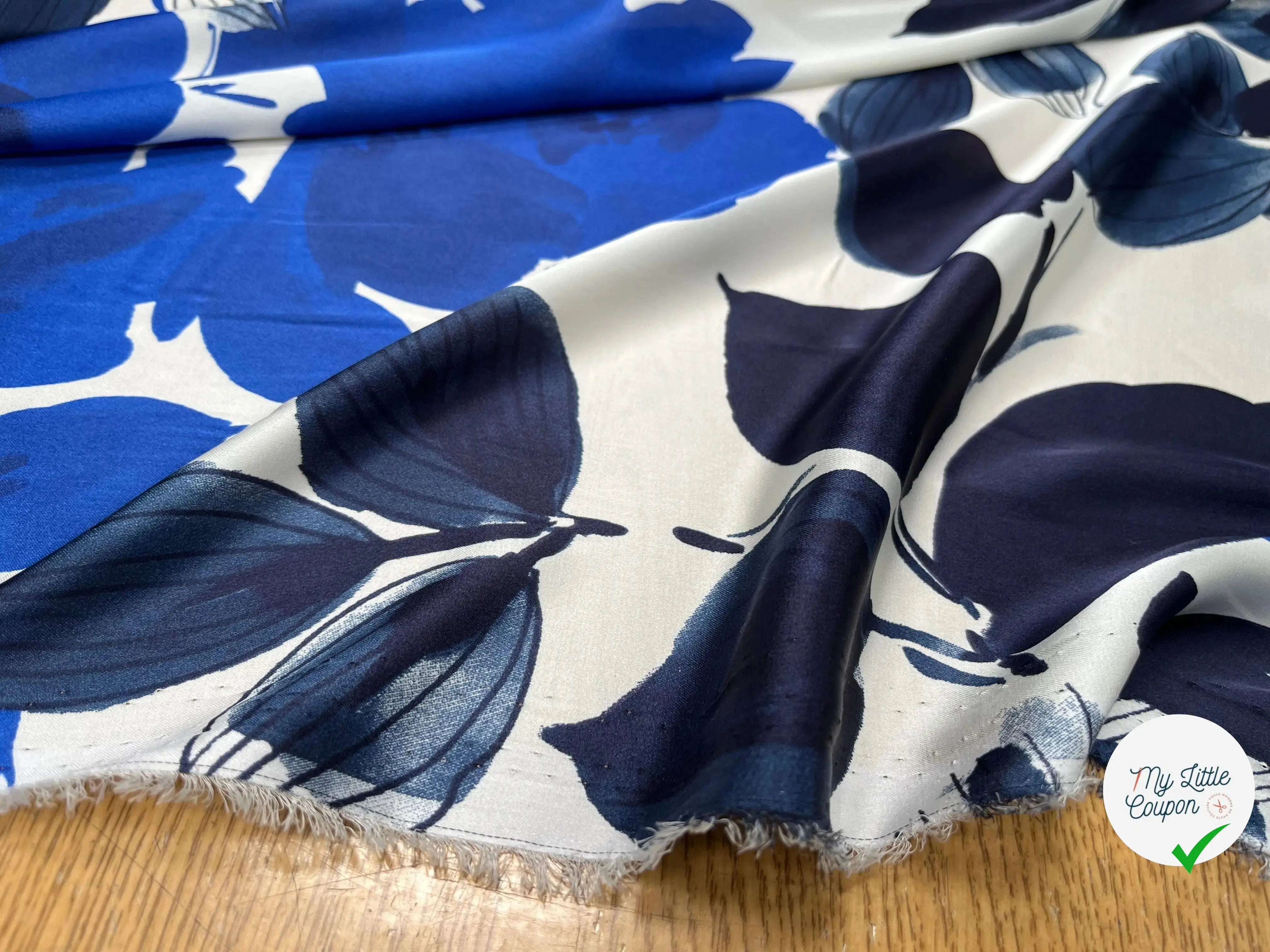 SATIN FOND BLANC MOTIFS GROSSES FLEURS BLEU - My Little Coupon
