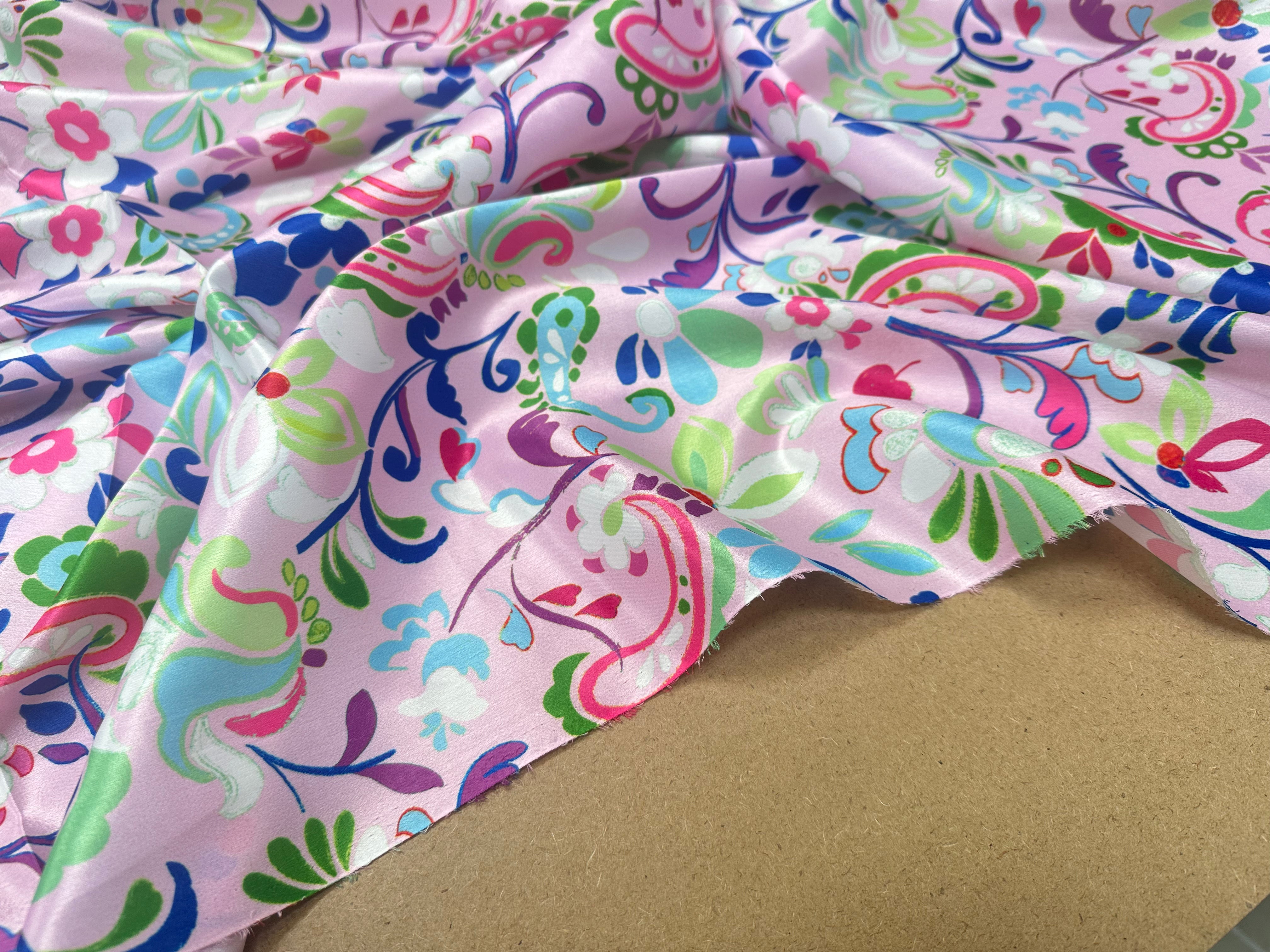 SATIN VELOUTÉ FLEURS FOND ROSE PALE - My Little Coupon