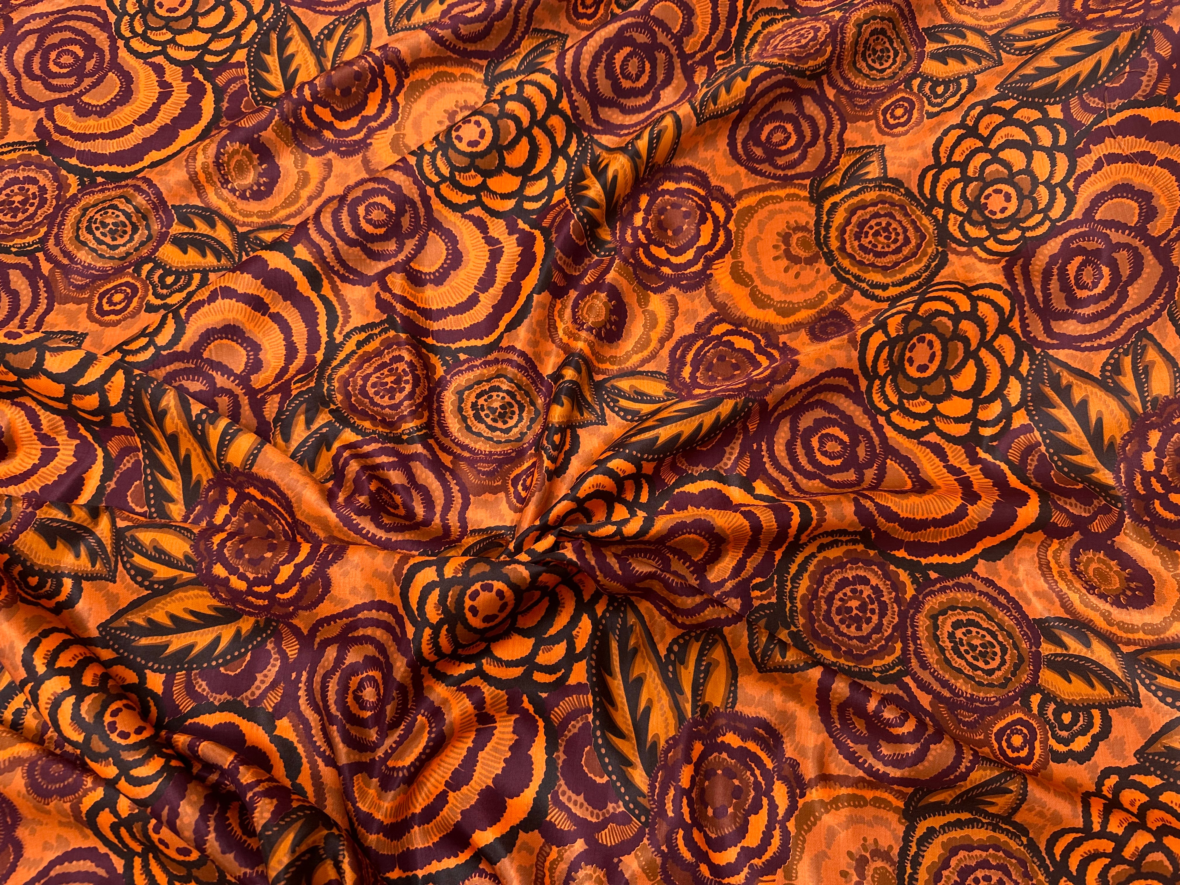 SATINETTE SOIE COTON  MERVEILLEUSES FLEURS ORANGES ET VIOLETTES - My Little Coupon