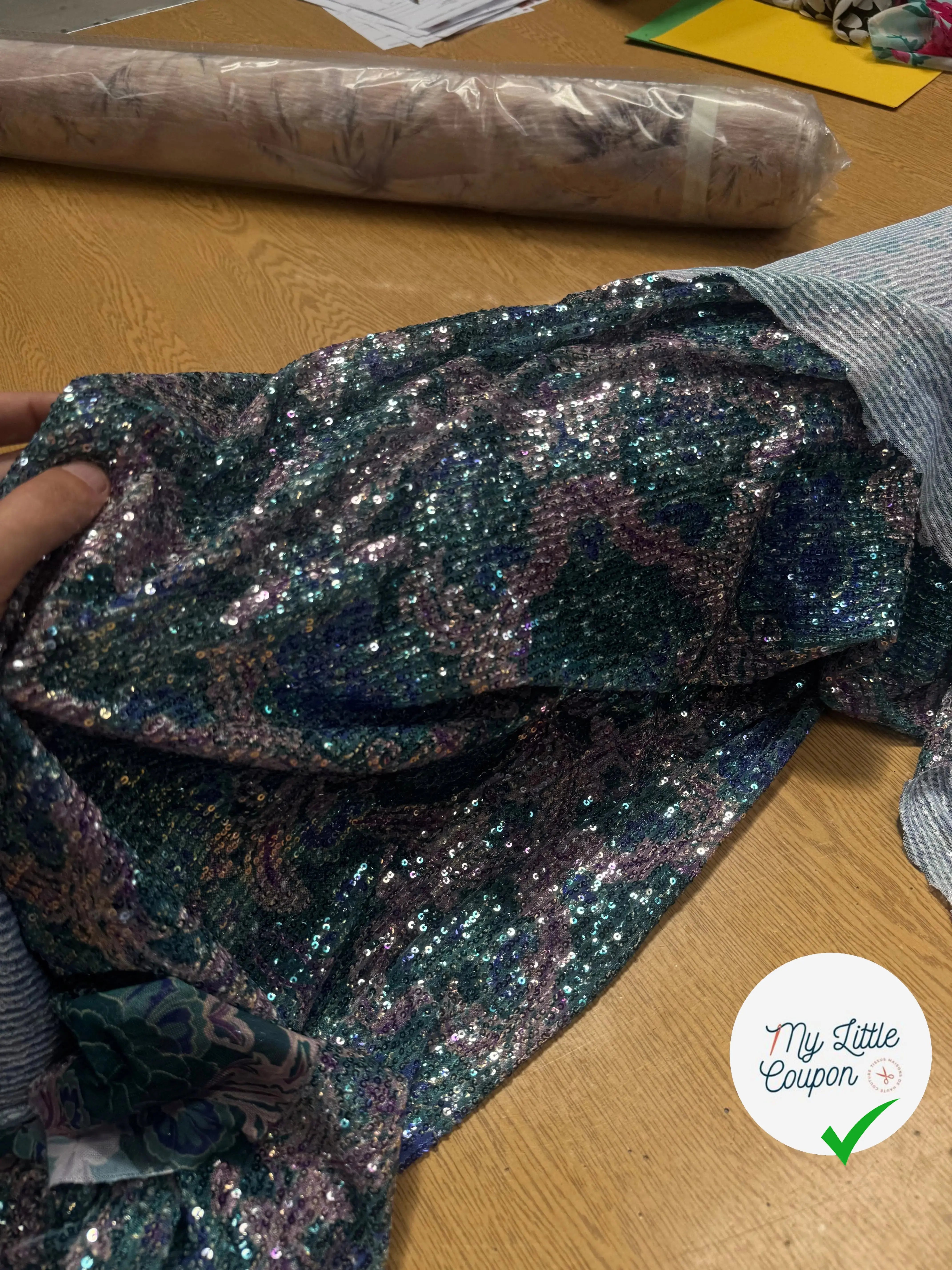 SEQUIN FOND BLEU FEUILLES GOLD & BLEU 5% EA - My Little Coupon