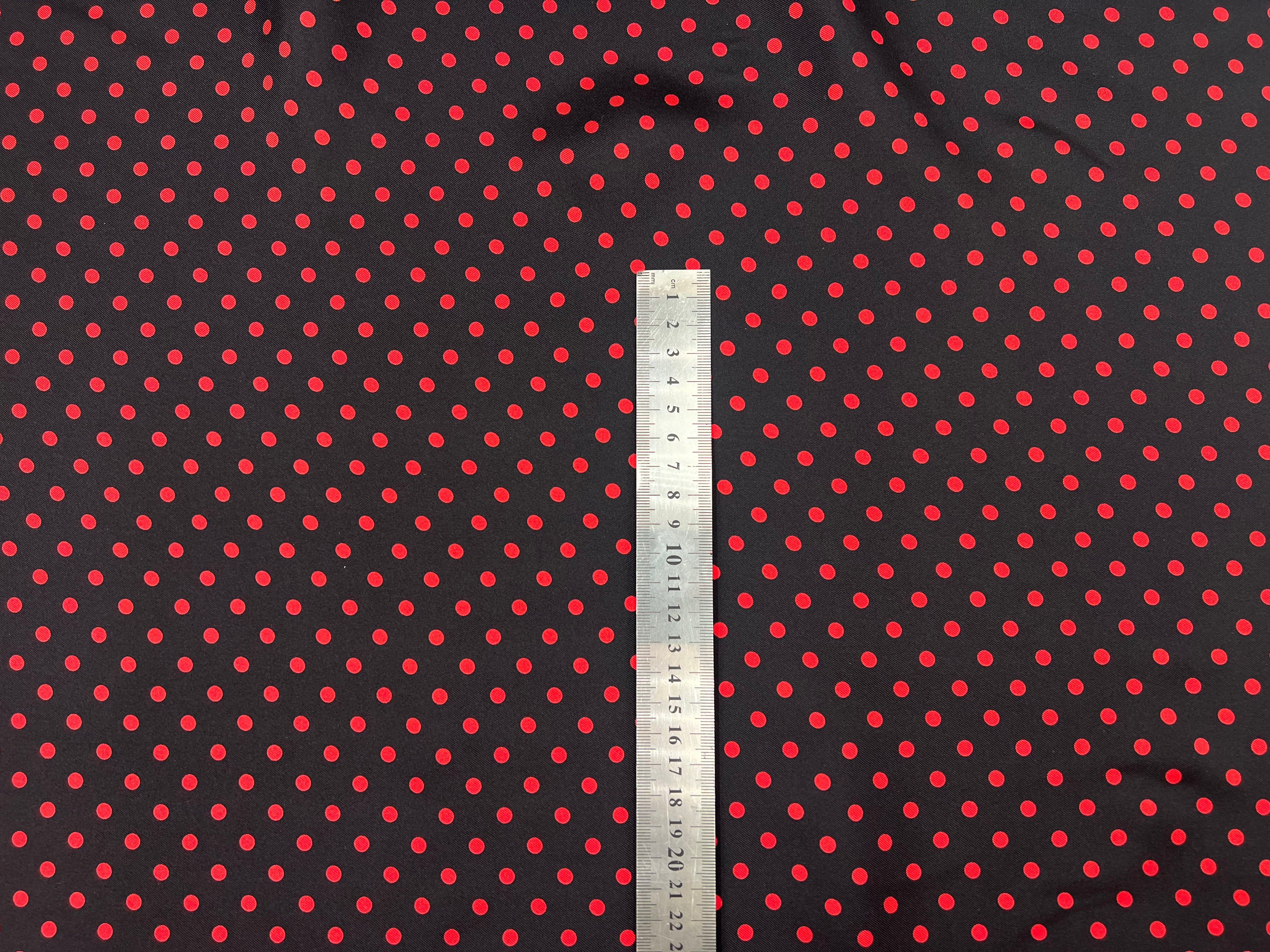 TWILL DE SOIE IMPRIMÉ FONDS NOIR POIS ROUGE MSO