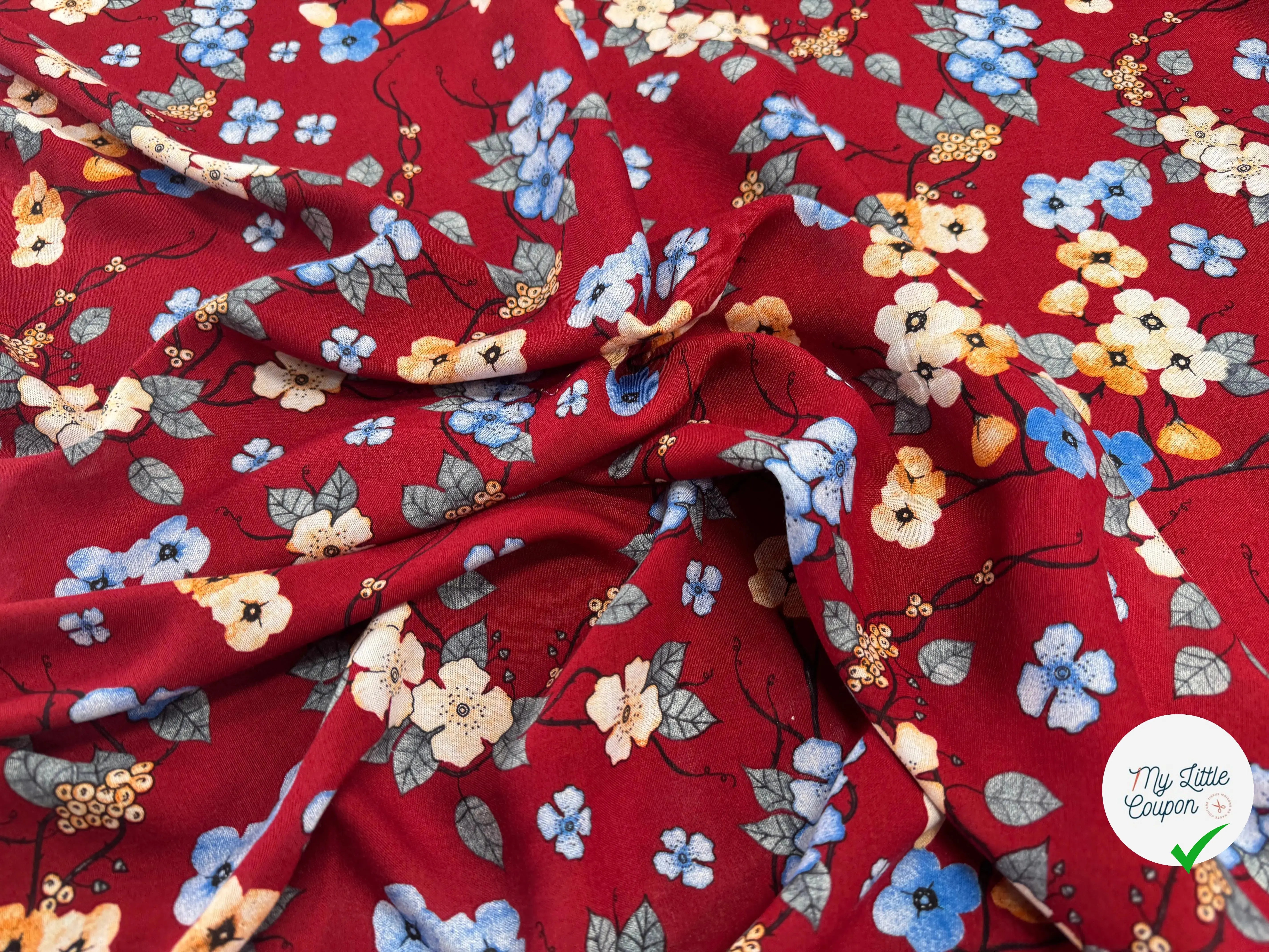 VISCOSE À FLEURS JAPONAISES BLEUES ET BEIGES SUR FOND ROUGE - My Little Coupon