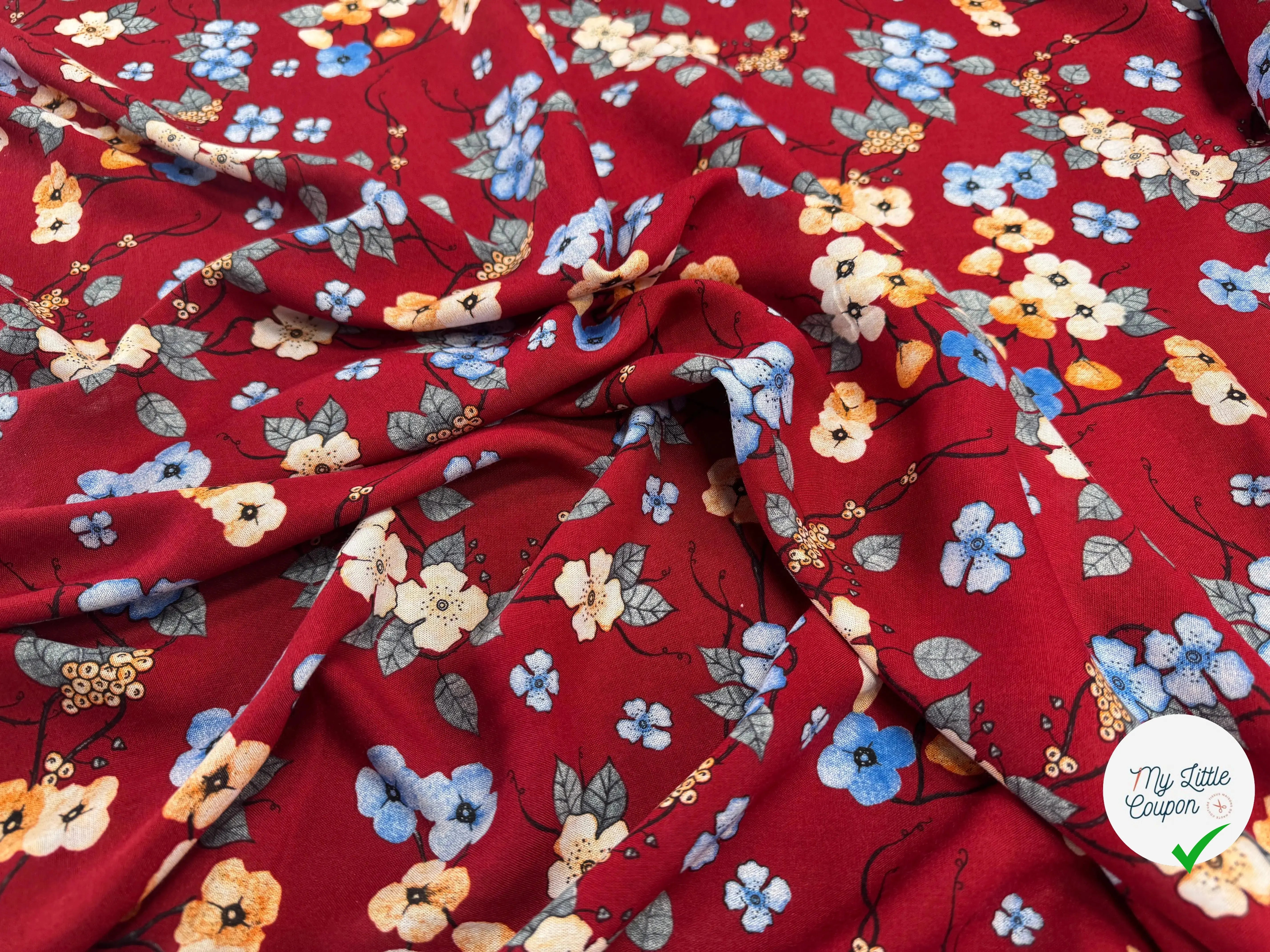 VISCOSE À FLEURS JAPONAISES BLEUES ET BEIGES SUR FOND ROUGE - My Little Coupon