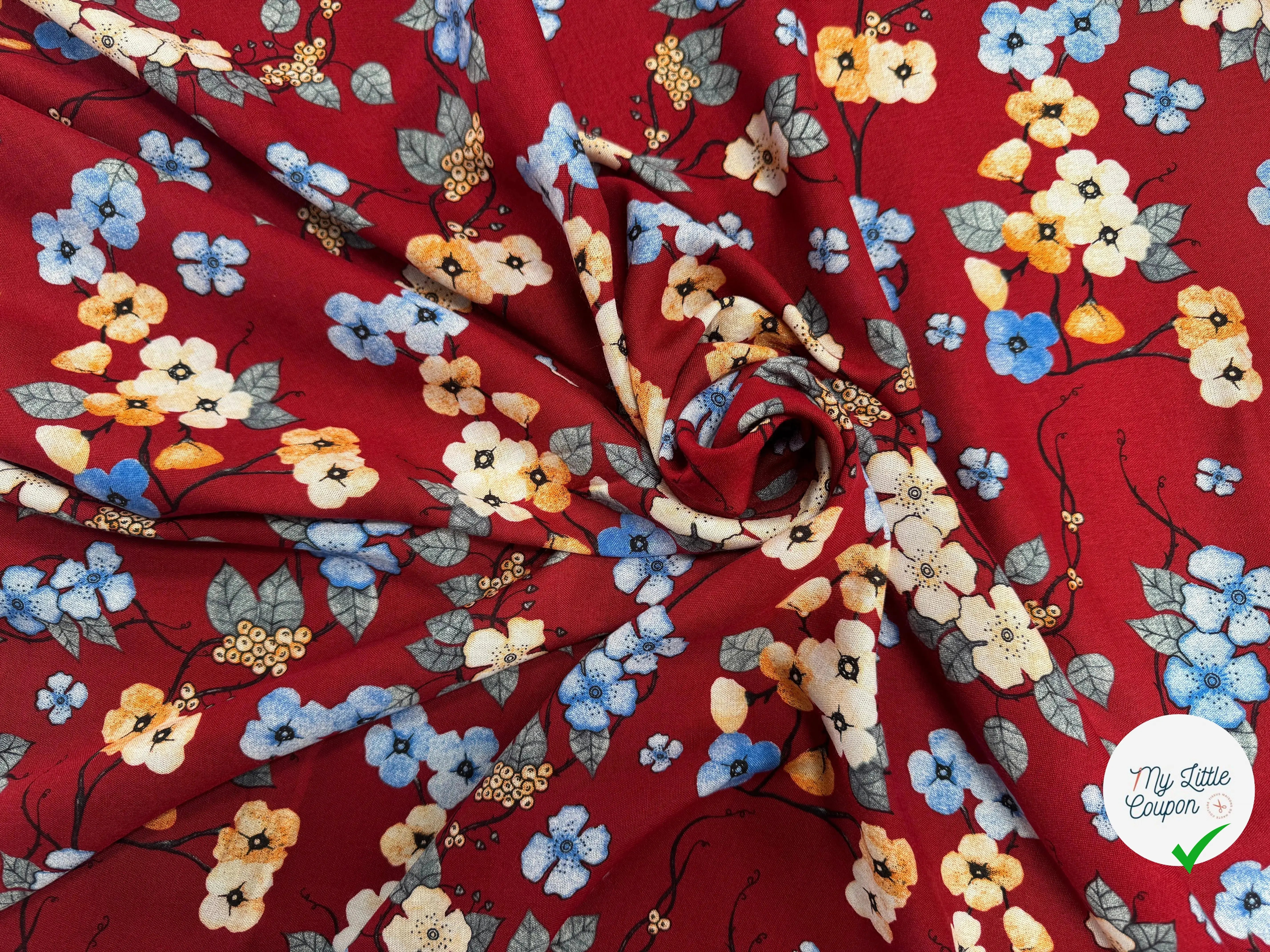 VISCOSE À FLEURS JAPONAISES BLEUES ET BEIGES SUR FOND ROUGE - My Little Coupon