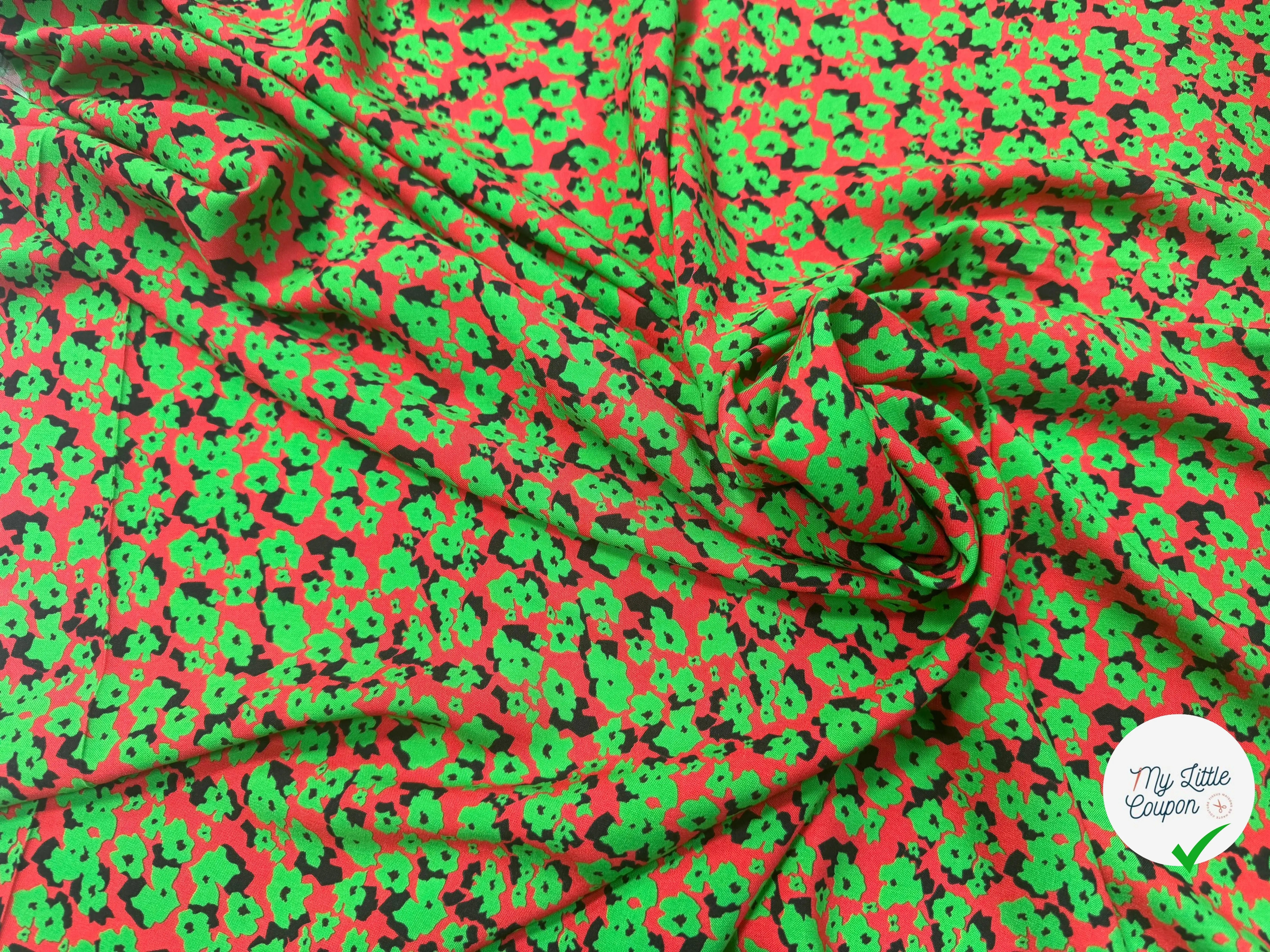 VISCOSE À FOND ROUGE AVEC MOTIFS FLORAUX VERTS - My Little Coupon