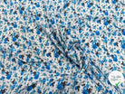 VISCOSE À MOTIFS DE ROSES BLEUES SUR FOND BLANC - My Little Coupon