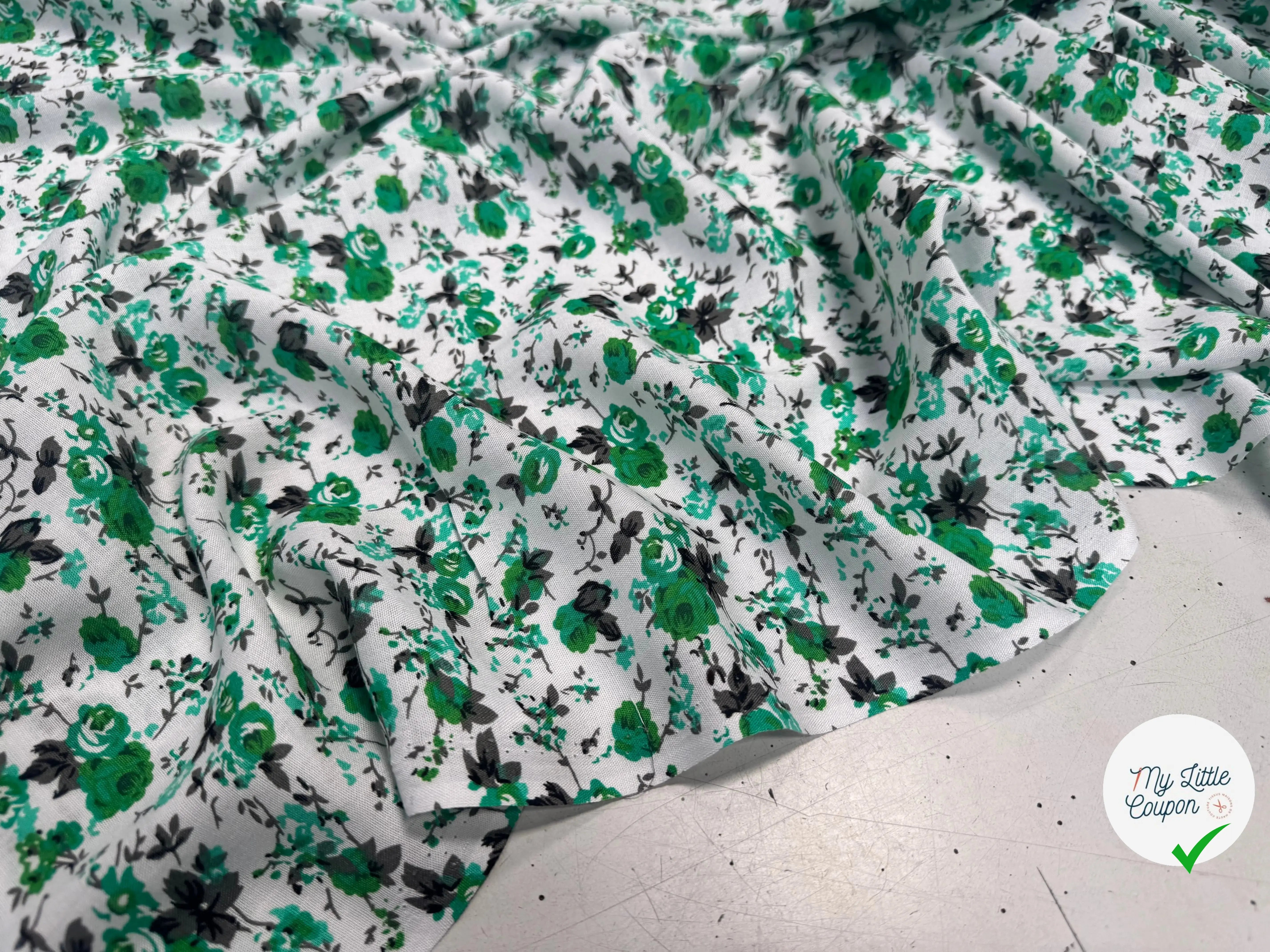 VISCOSE À MOTIFS DE ROSES VERTES SUR FOND BLANC - My Little Coupon